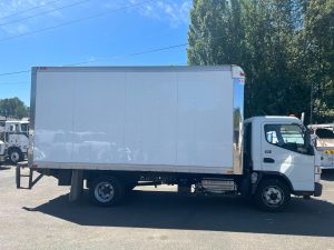 2013 Mitsubishi Fuso Box truck 4