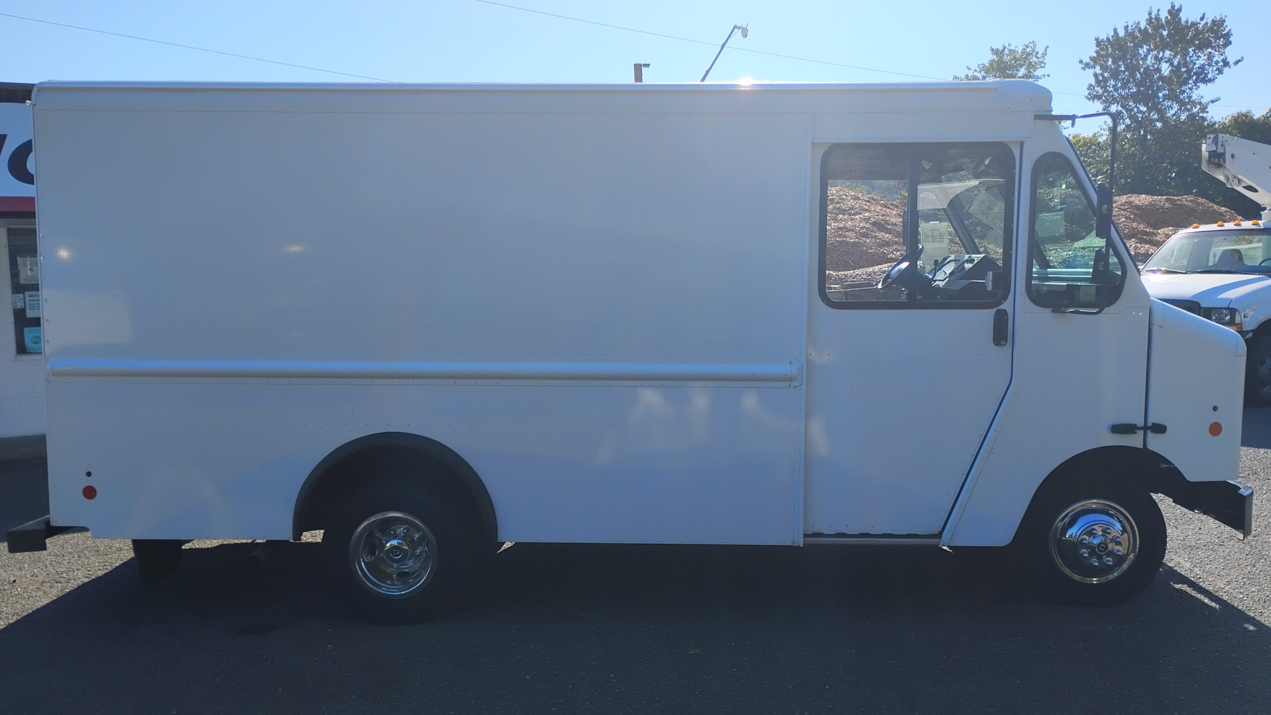 Ford E350 Stepvan - image 2 of 6