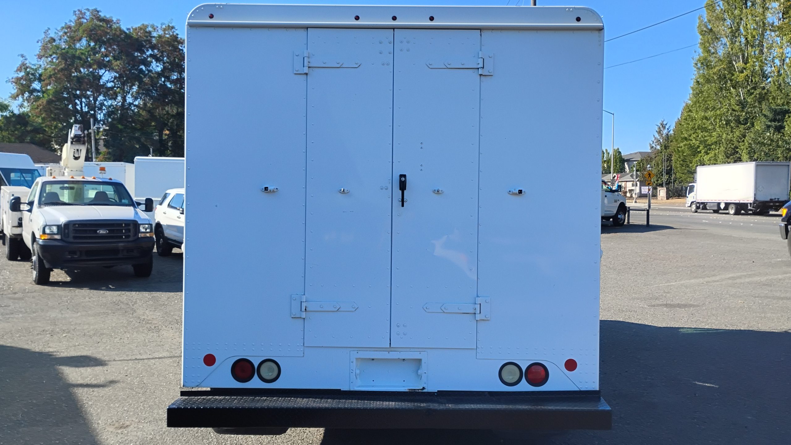 Ford E350 Stepvan - image 4 of 6