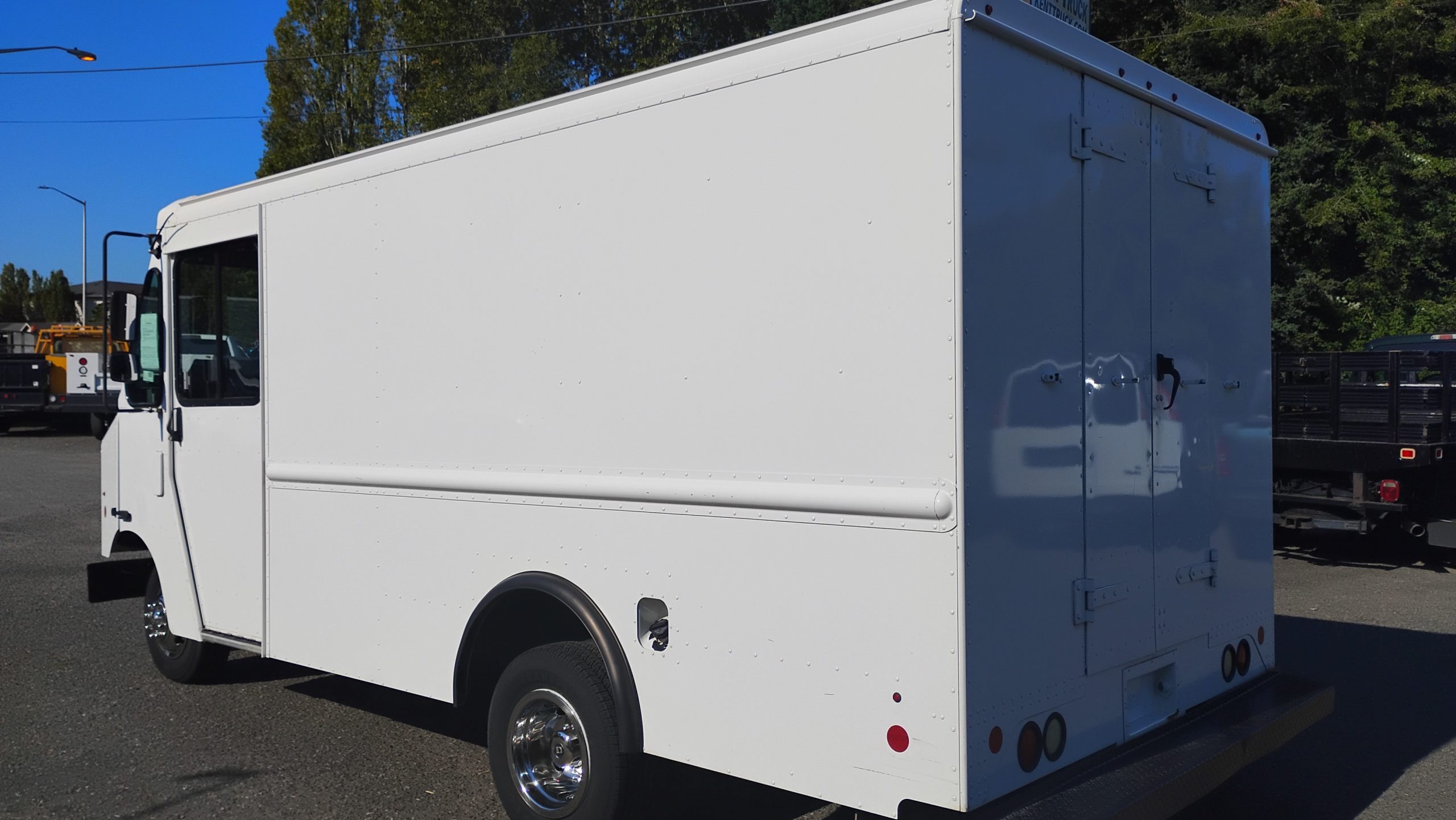 Ford E350 Stepvan - image 5 of 6