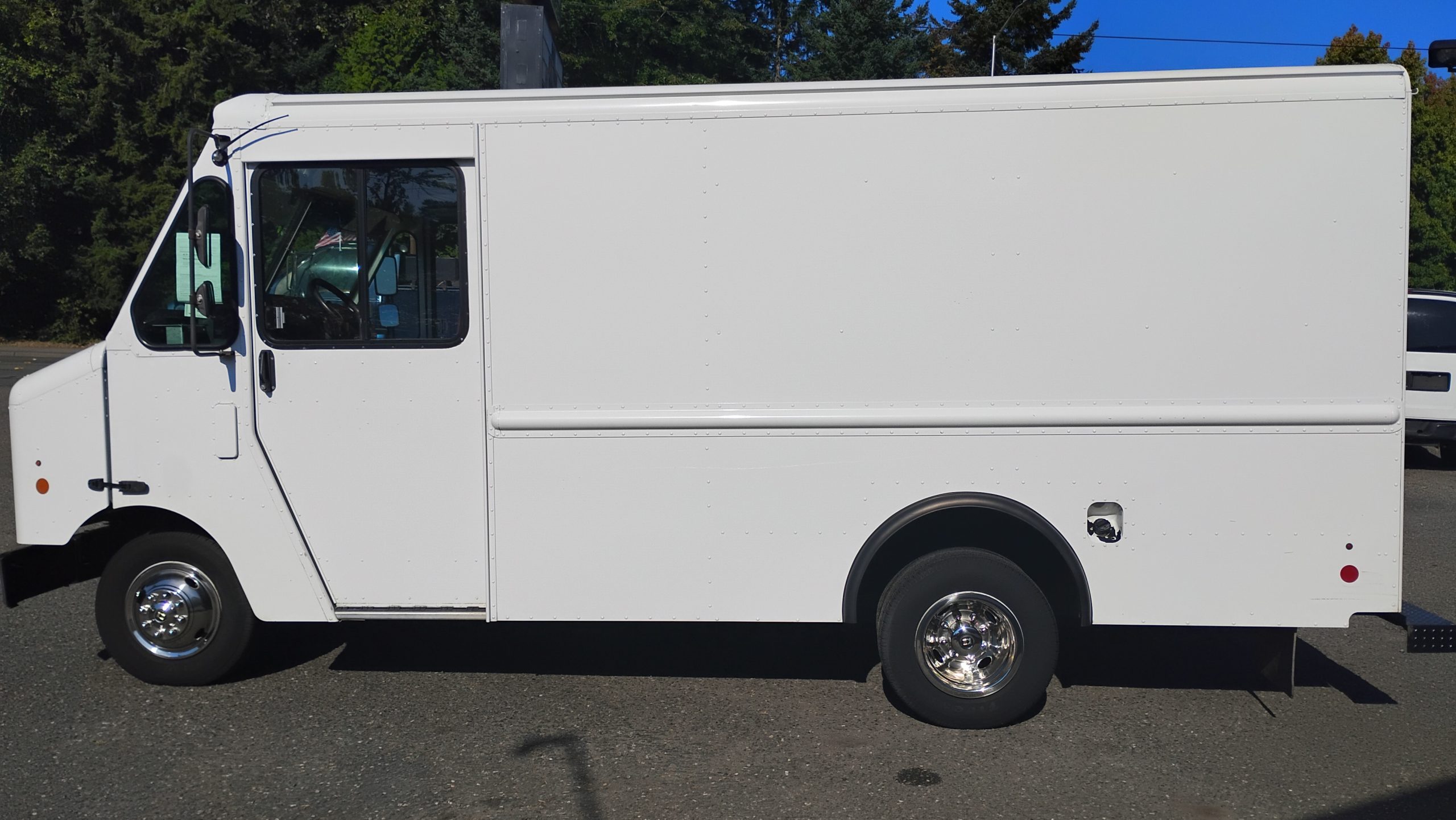 Ford E350 Stepvan - image 6 of 6