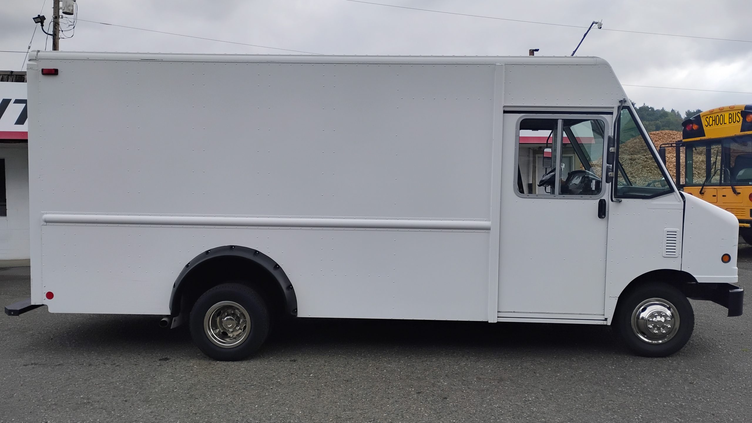 2011 Ford E-450 - image 2 of 6