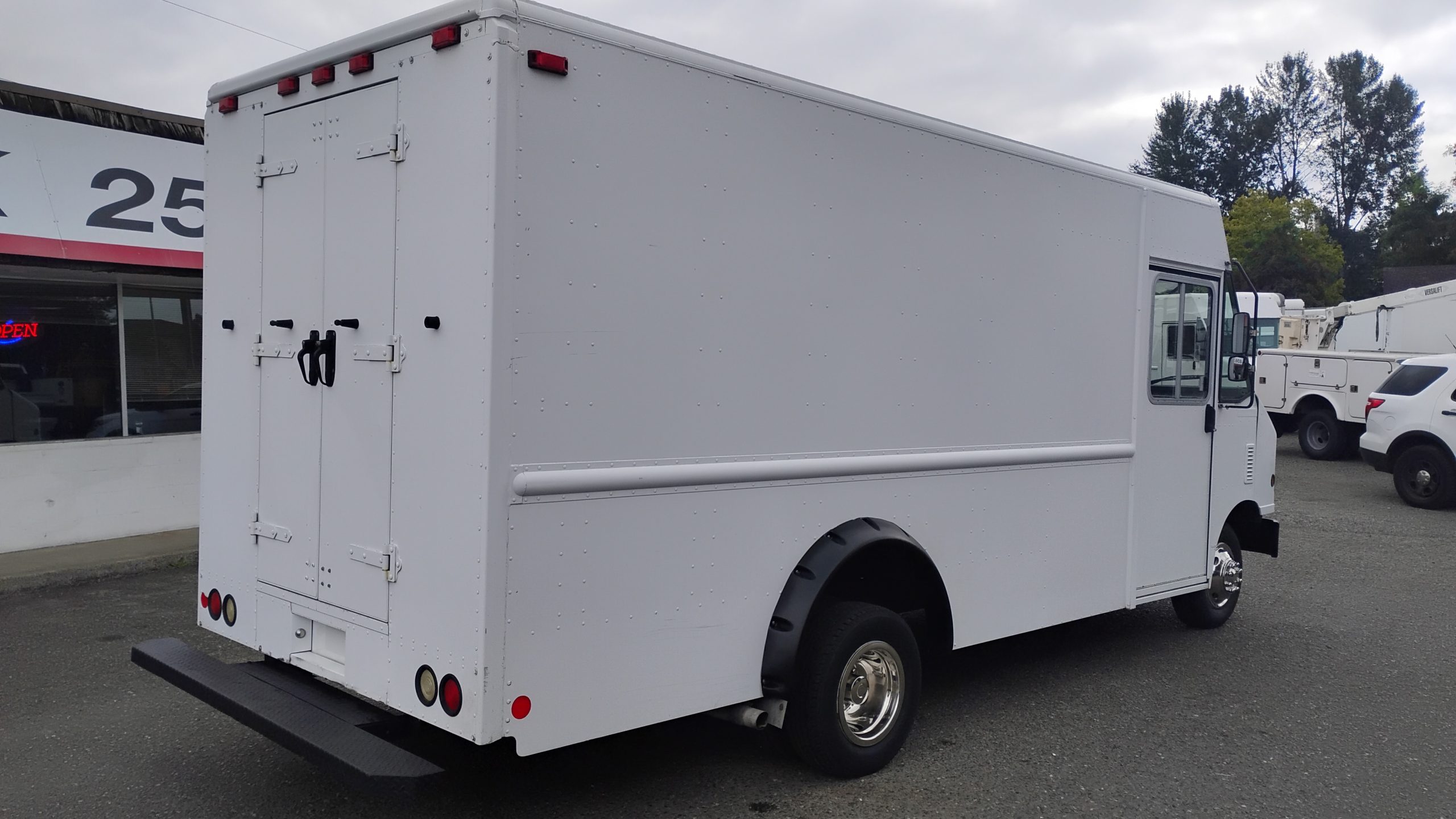 2011 Ford E-450 - image 3 of 6