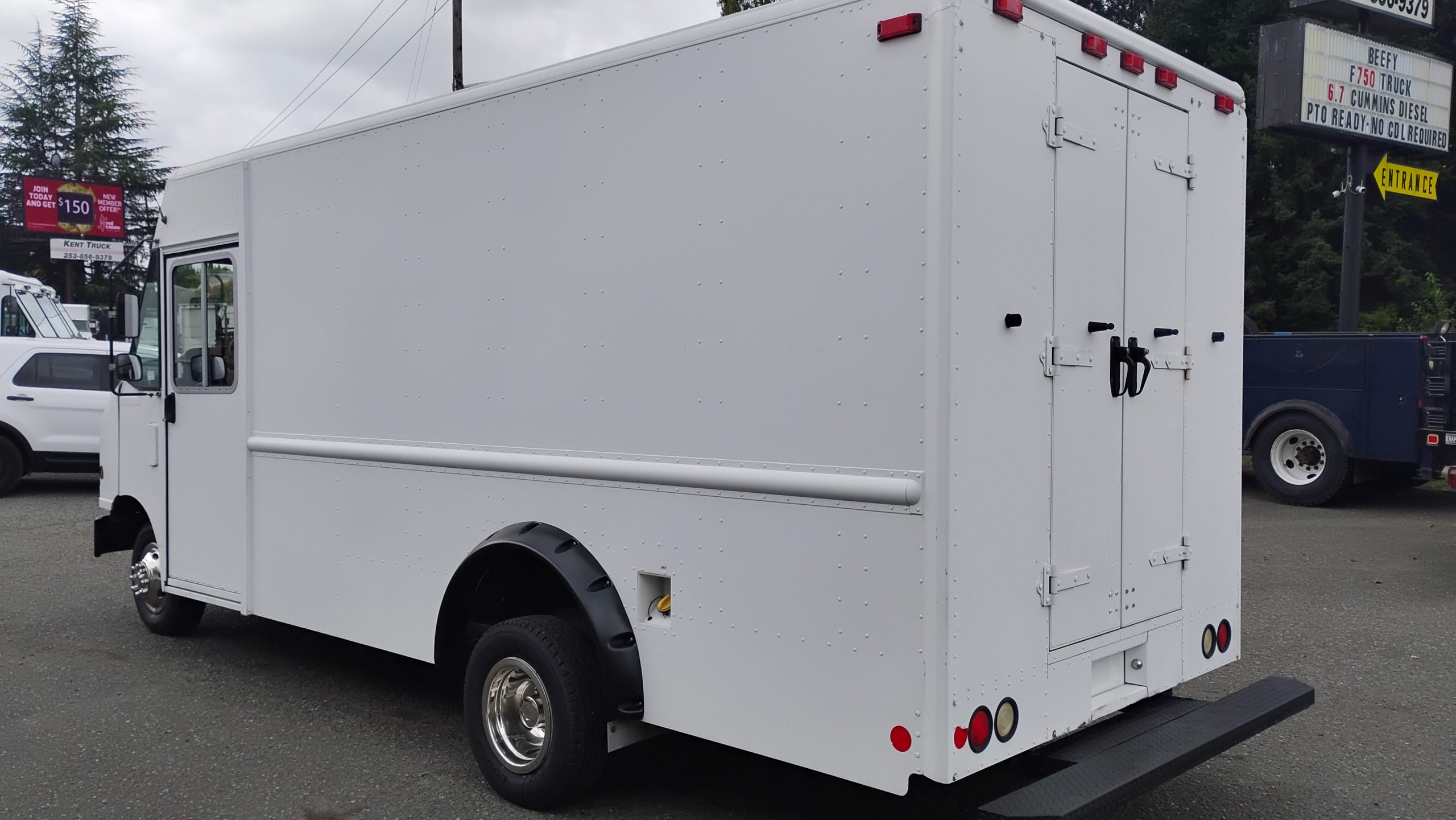 2011 Ford E-450 - image 5 of 6