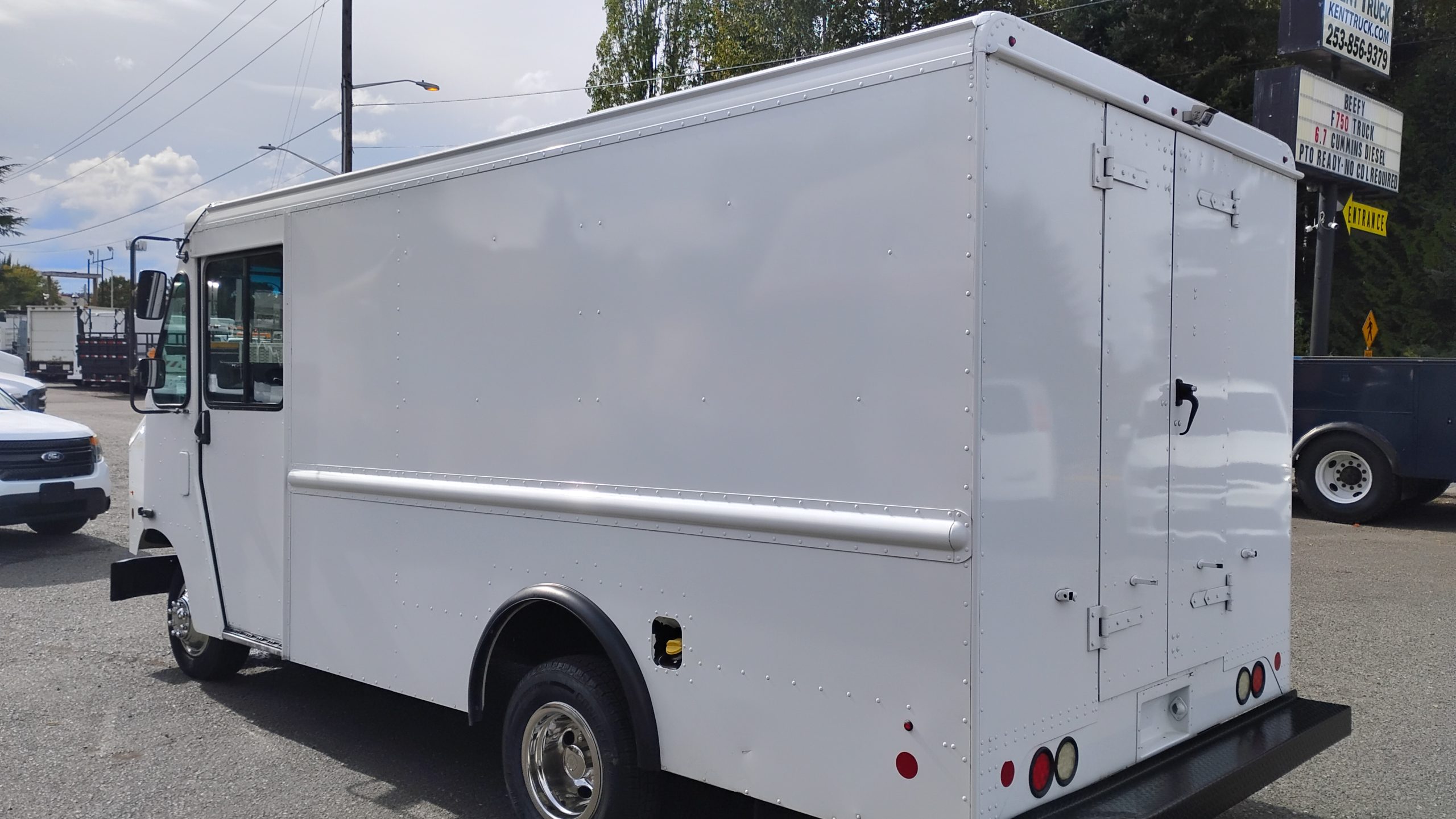 2016 Ford E-350 - image 5 of 6