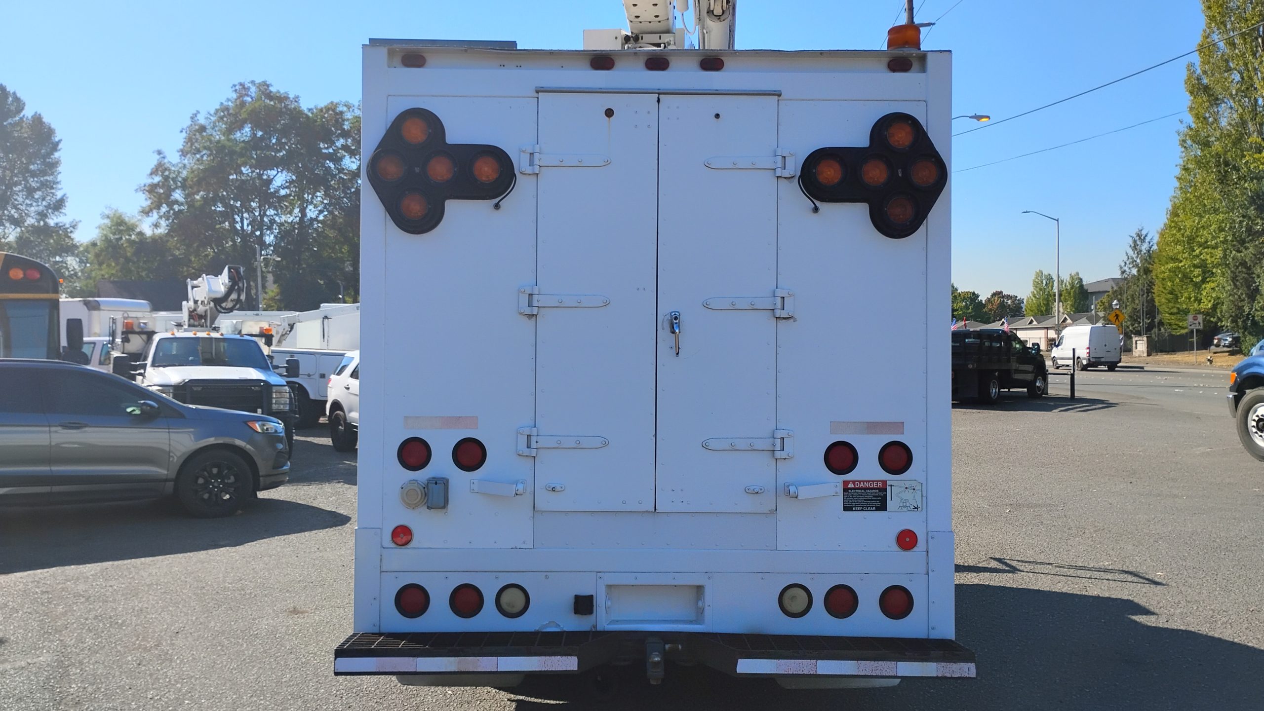 2001 International 4700 T-444E - Bucket Truck - image 4 of 6