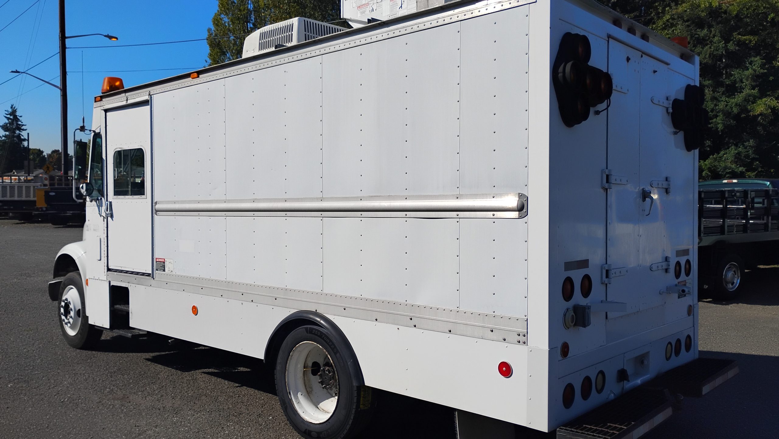 2001 International 4700 T-444E - Bucket Truck - image 5 of 6