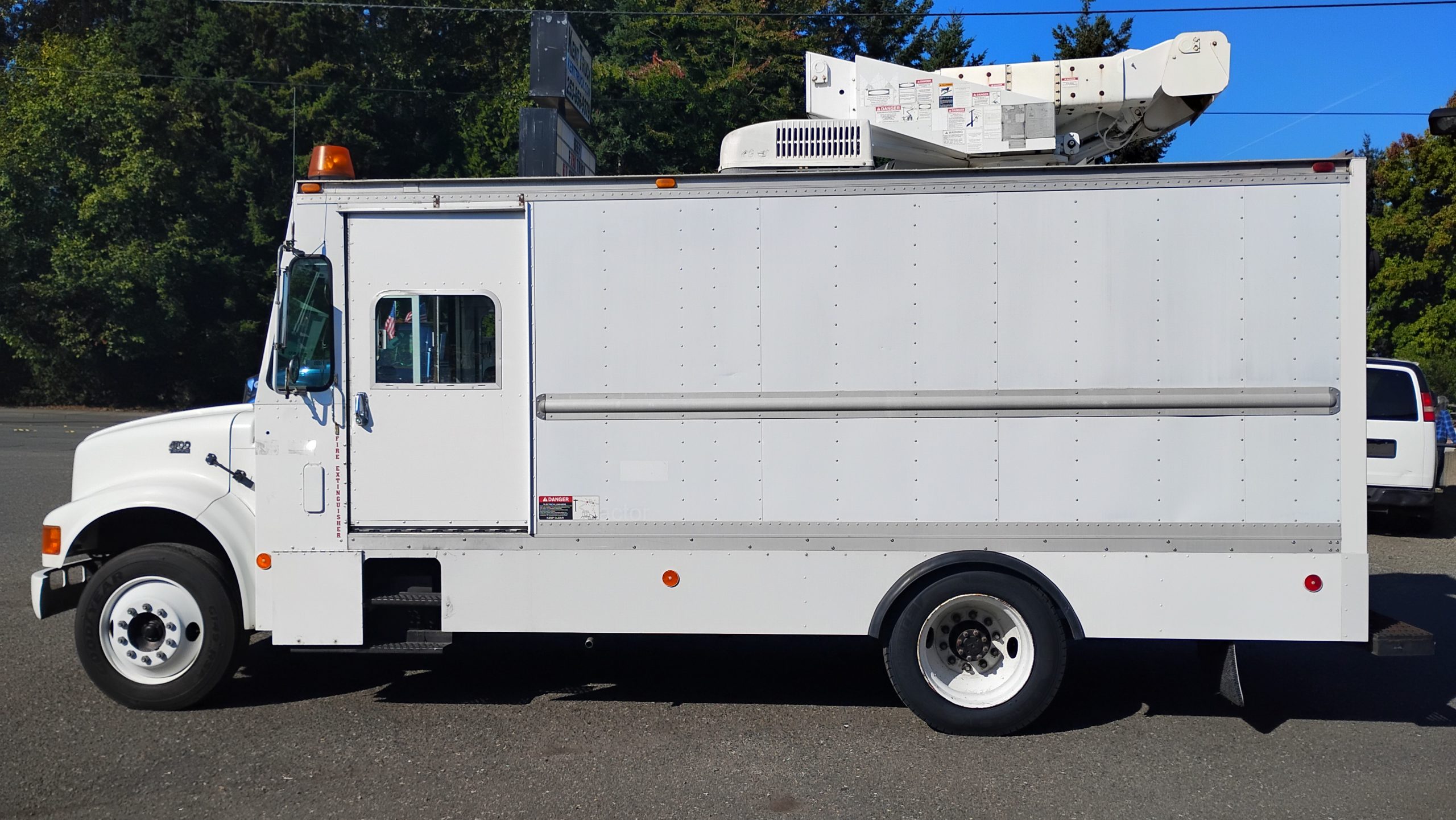 2001 International 4700 T-444E - Bucket Truck - image 6 of 6