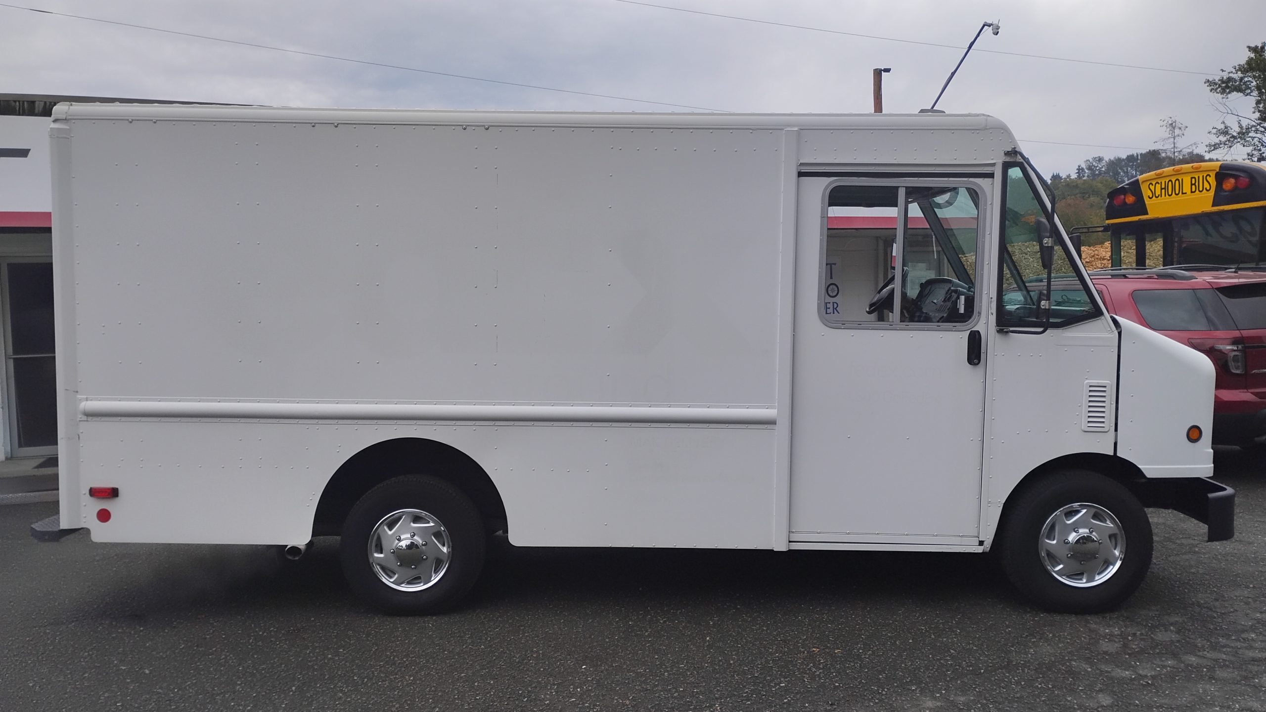 2010 Ford E350 Stepvan - image 2 of 6