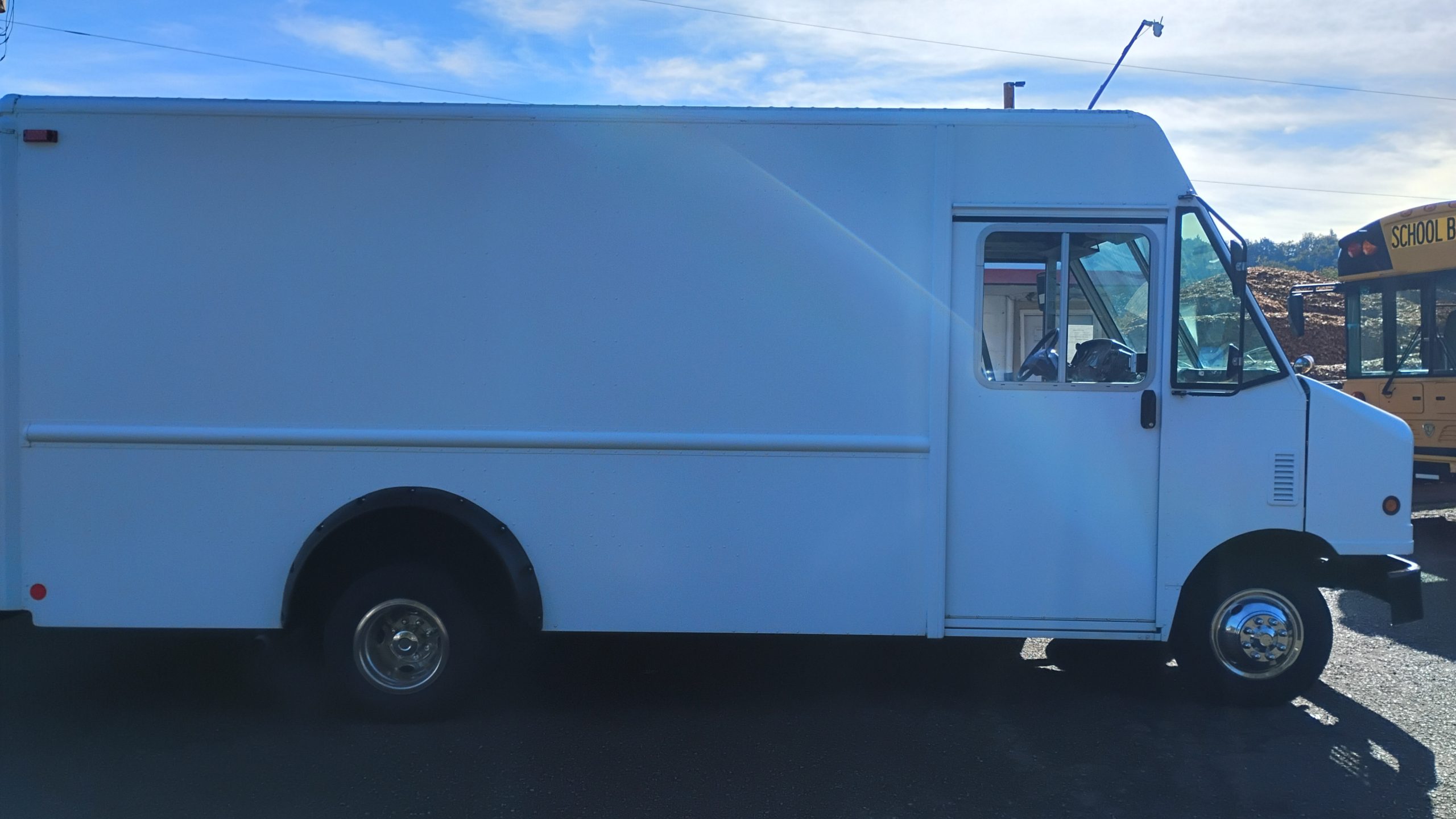 2011 FORD E450 - image 2 of 6