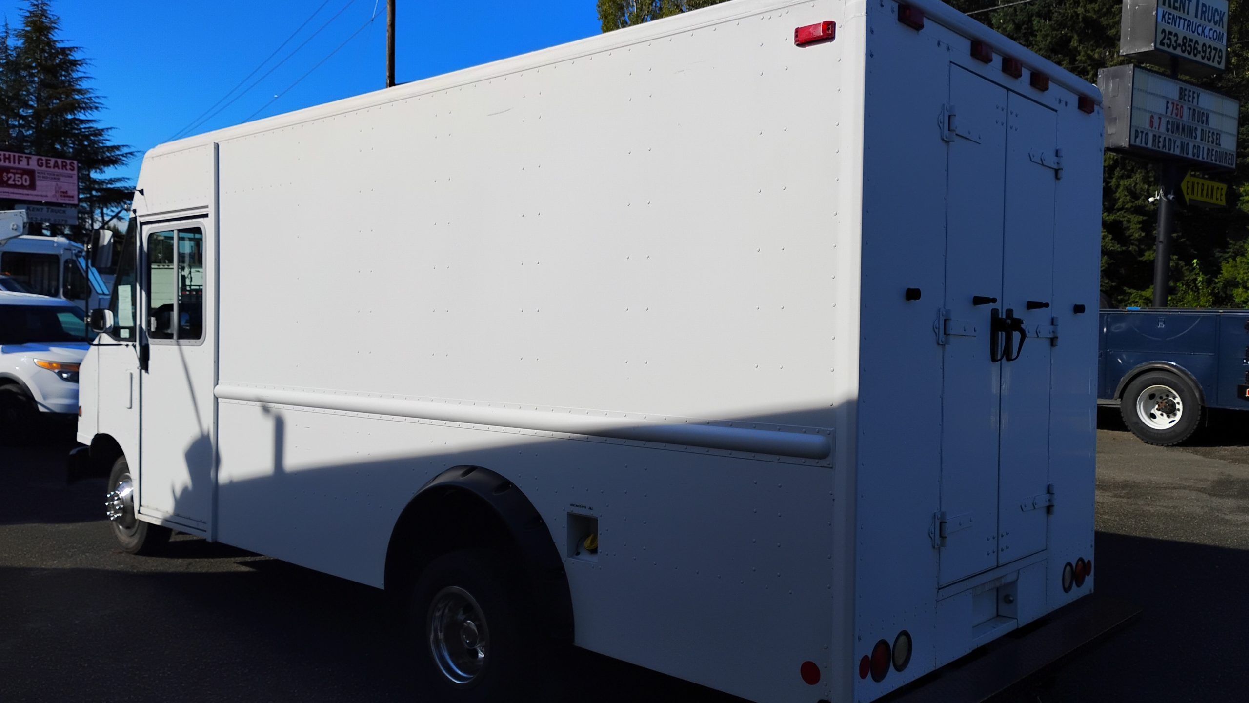 2011 FORD E450 - image 5 of 6