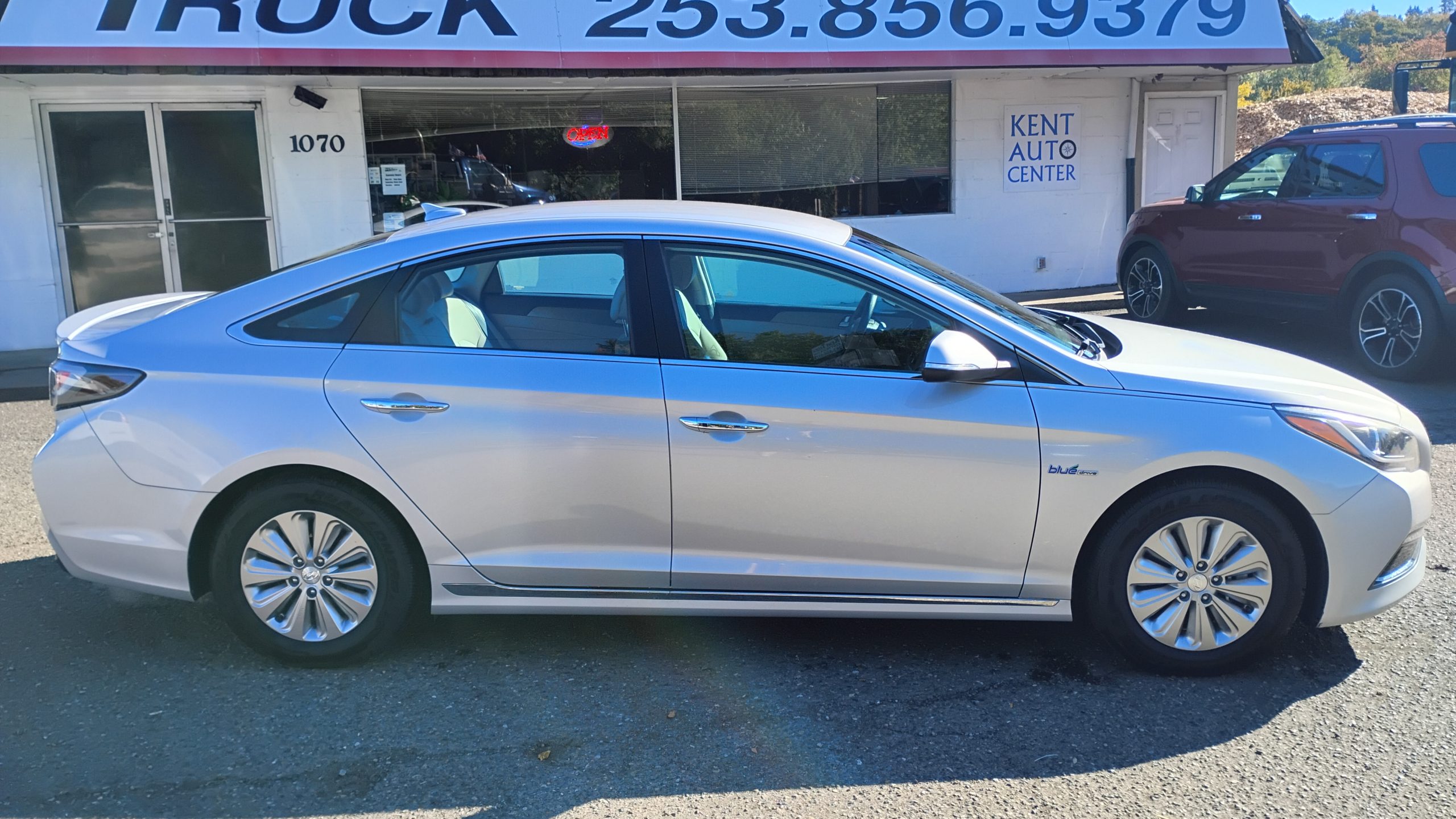 2016 Hyundai Sonata Hybrid - image 2 of 6
