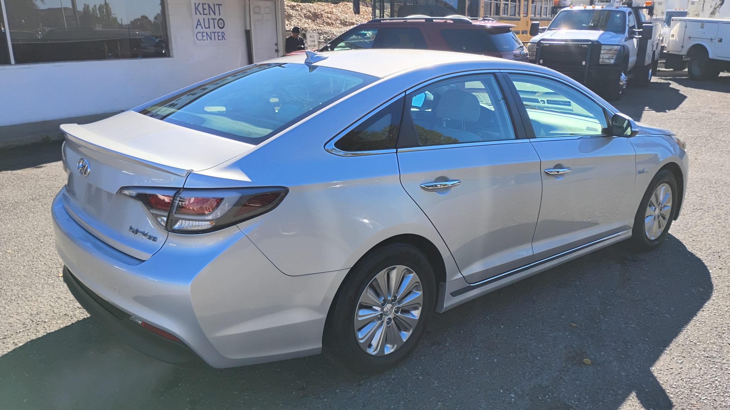 2016 Hyundai Sonata Hybrid - image 3 of 6