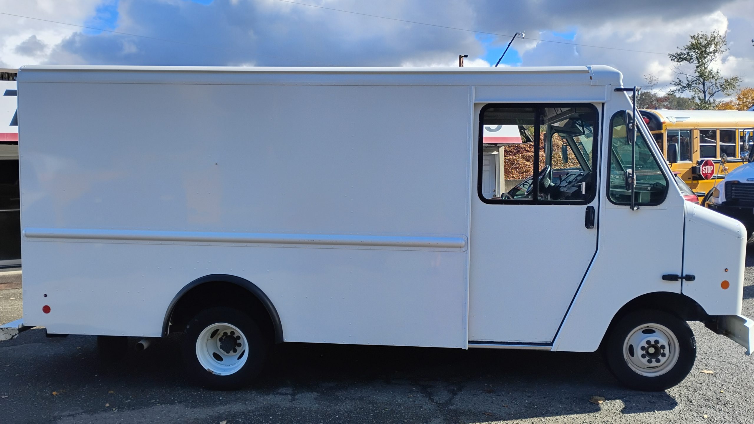 2014 Ford E350 Stepvan - image 2 of 6