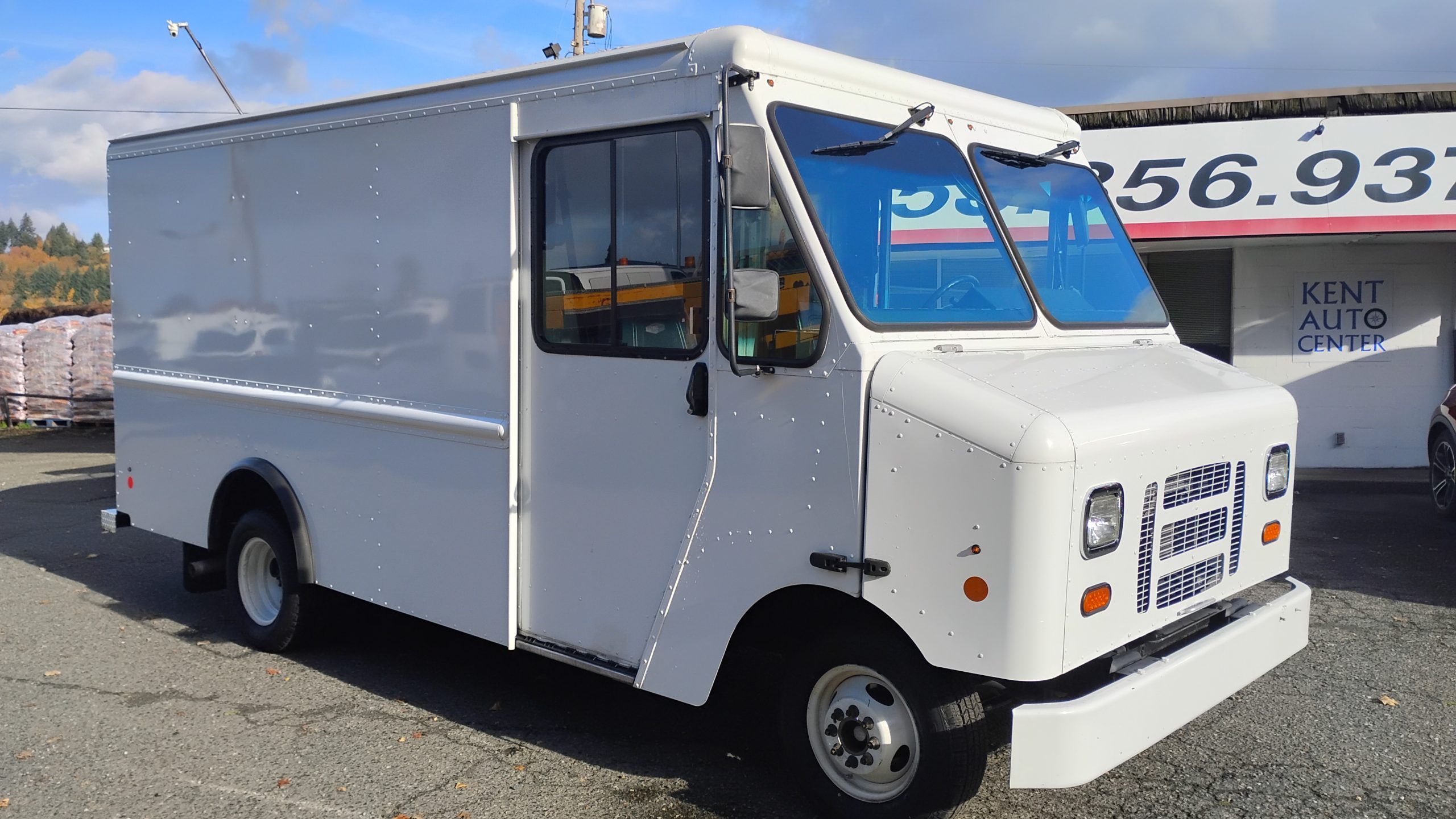 2017 Ford E350 Stepvan - image 1 of 6