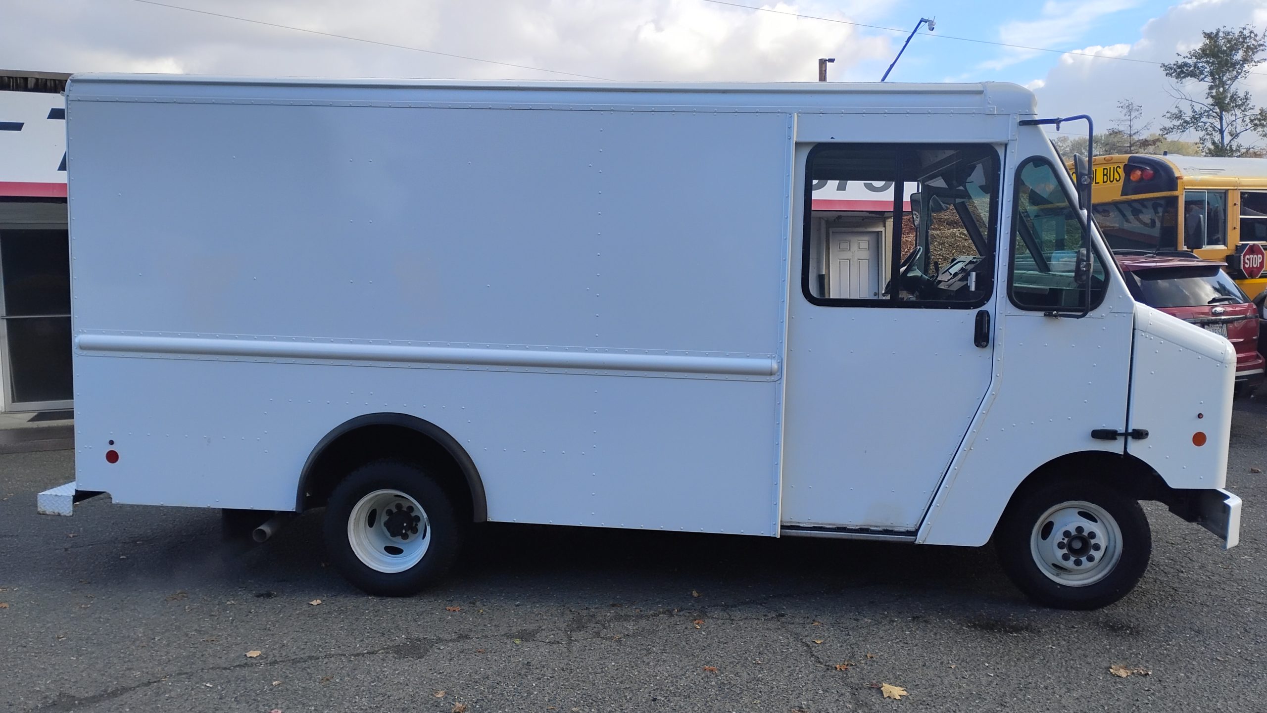 2017 Ford E350 Stepvan - image 2 of 6