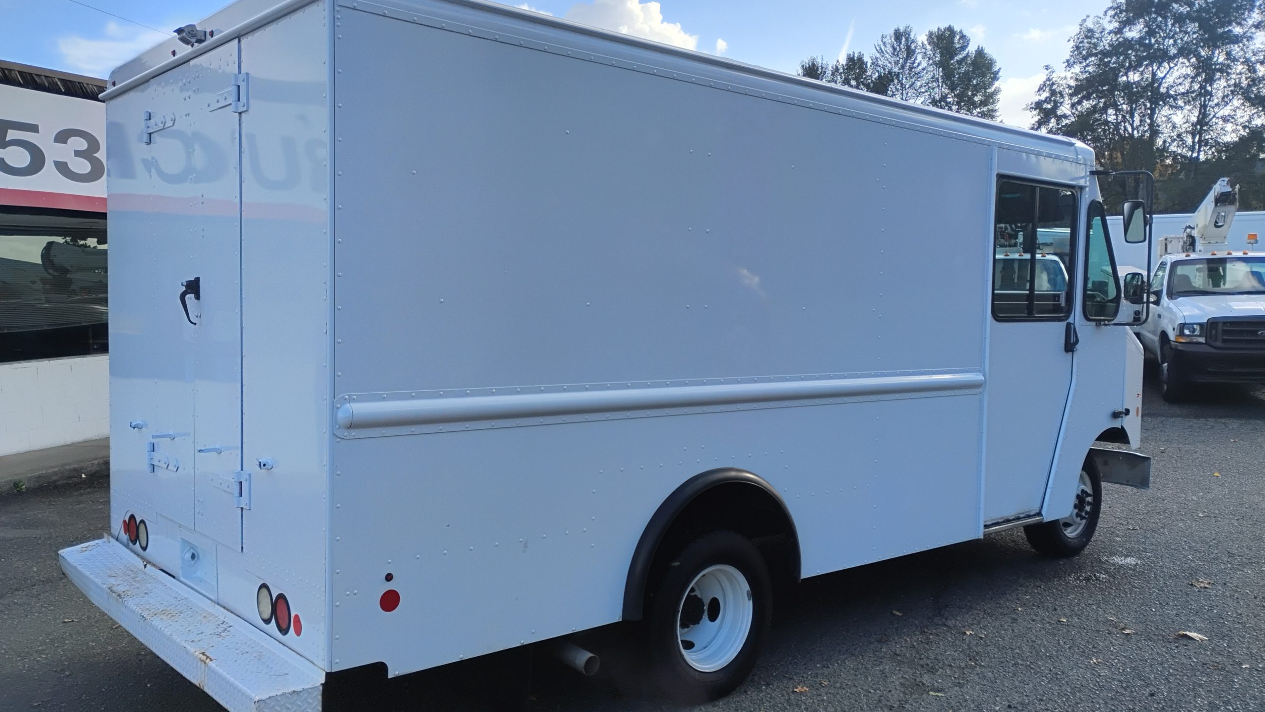 2017 Ford E350 Stepvan - image 3 of 6