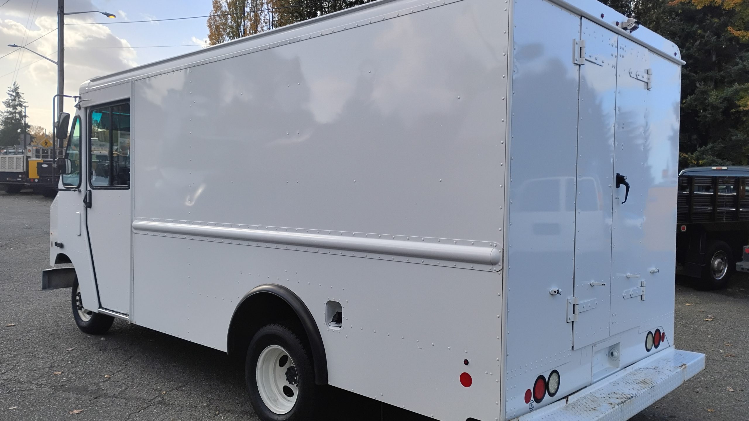 2017 Ford E350 Stepvan - image 5 of 6