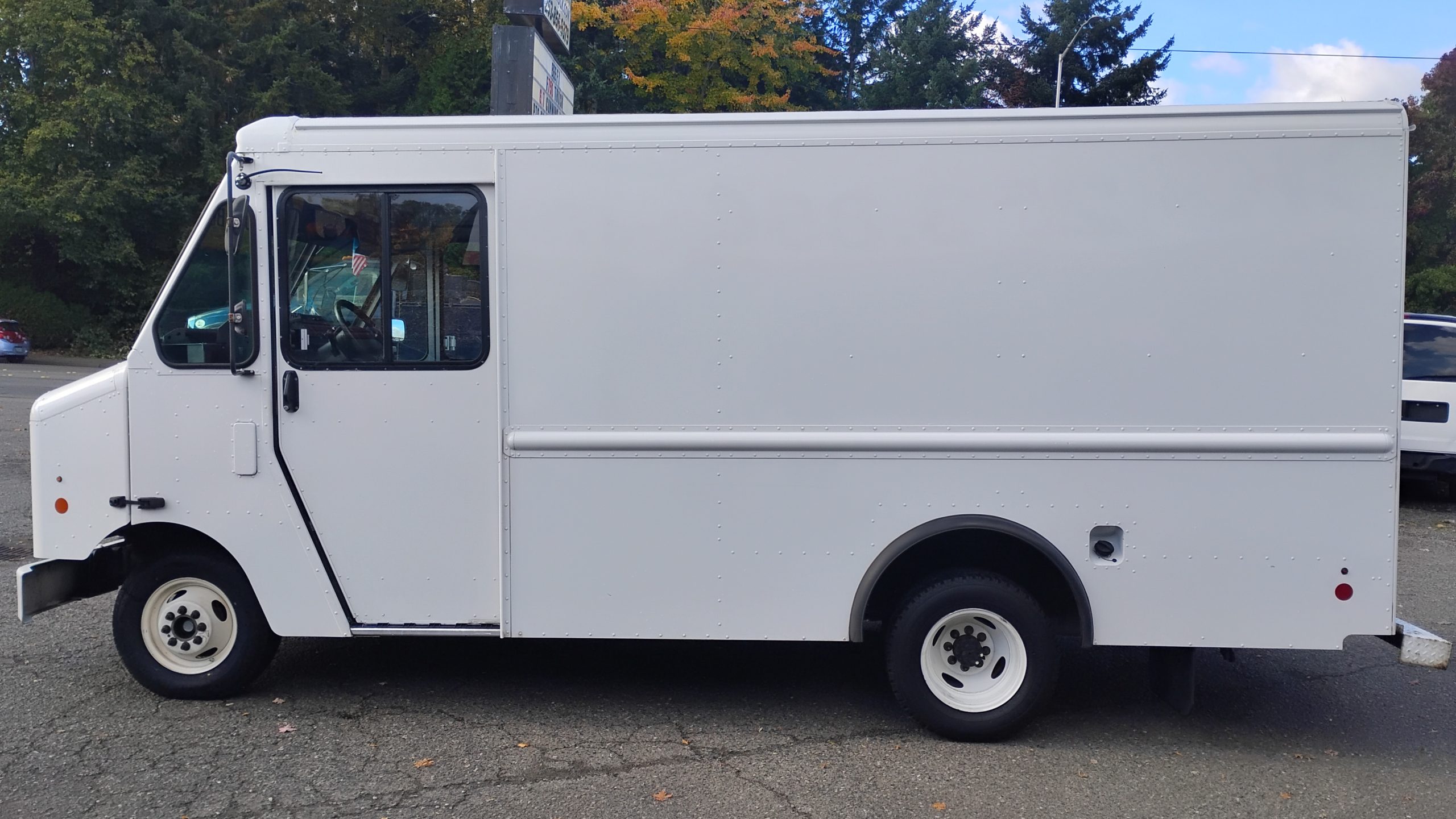 2017 Ford E350 Stepvan - image 6 of 6