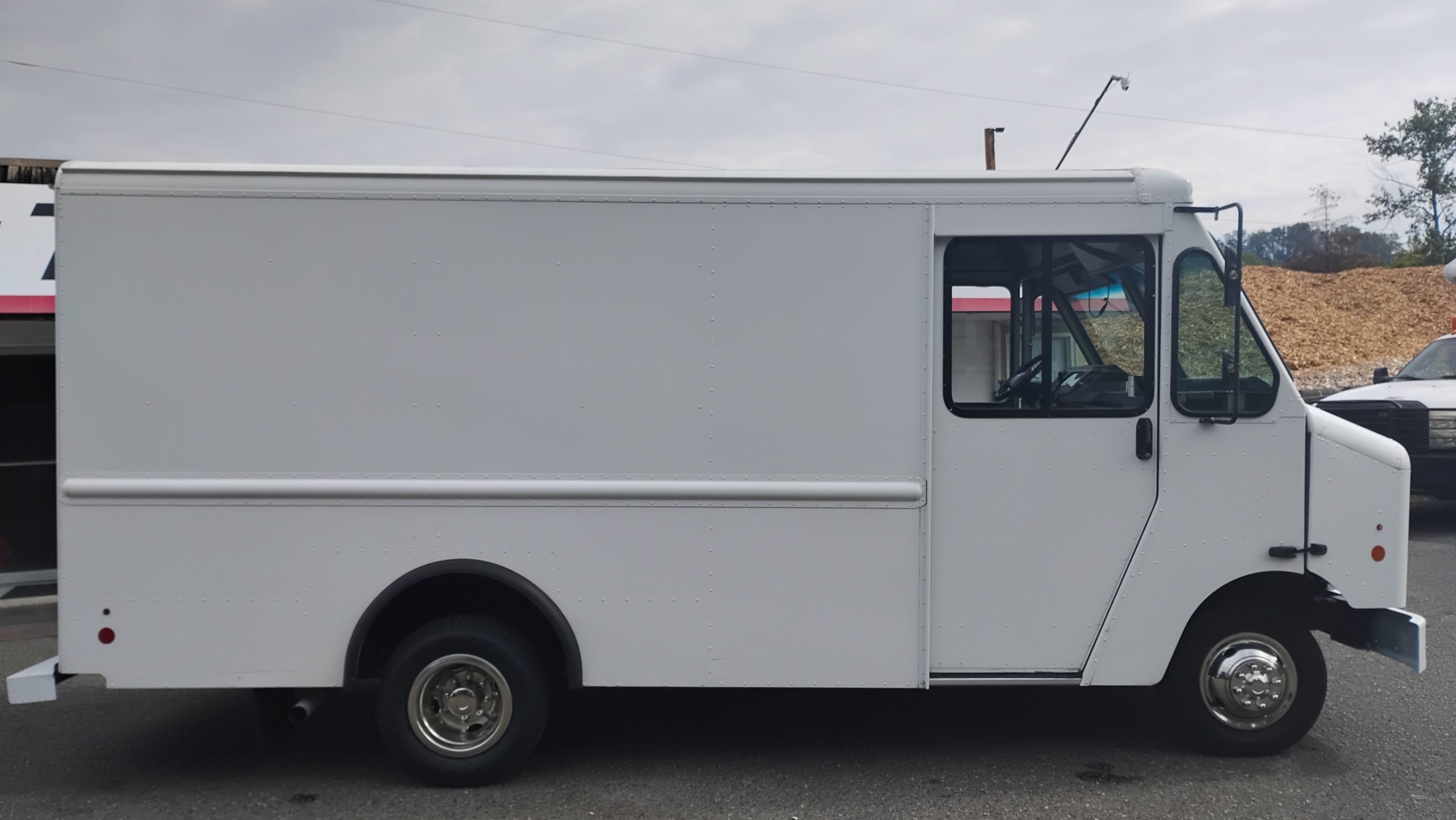 2016 Ford E350 Stepvan - image 2 of 6