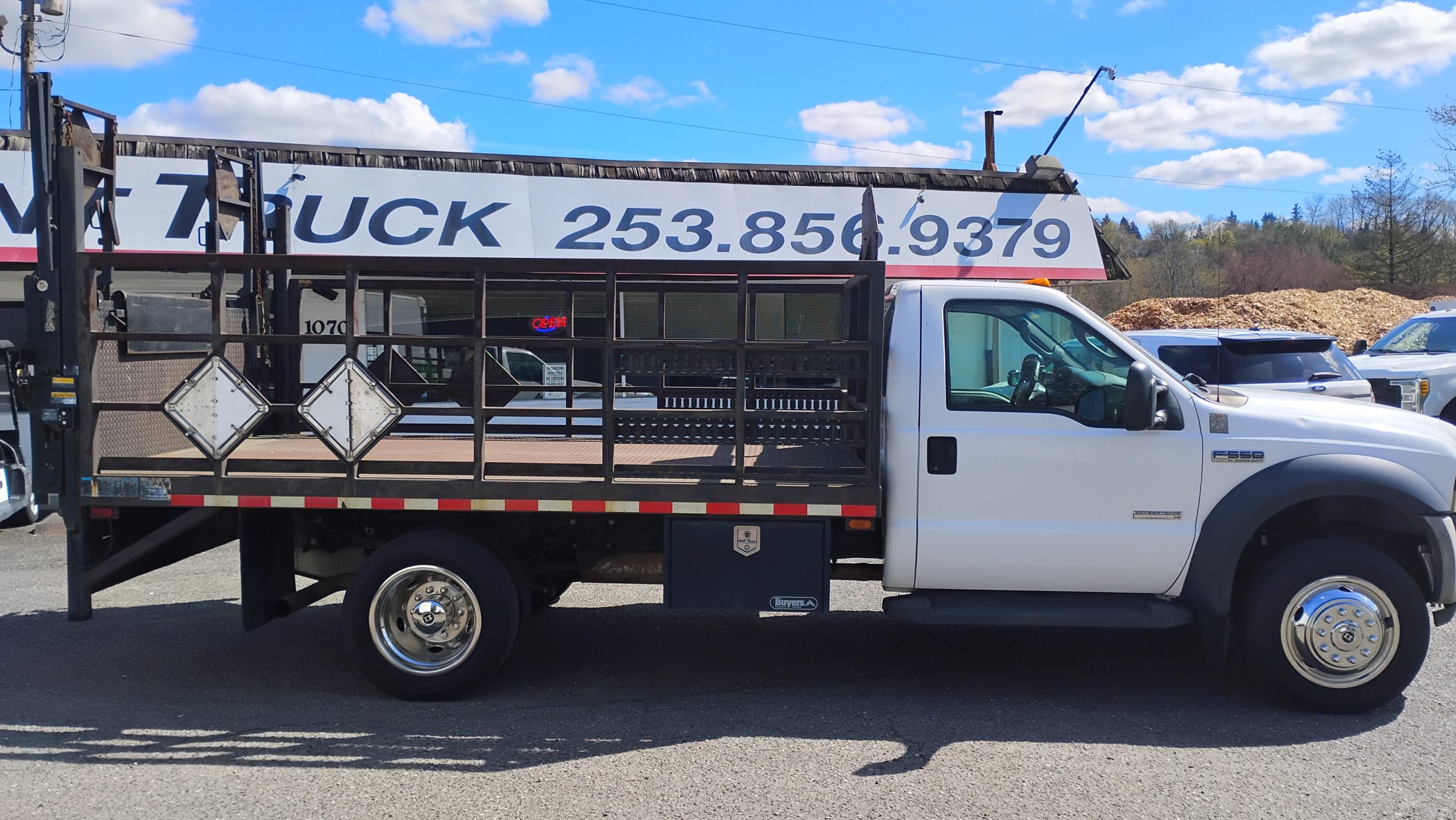 2006 Ford F-550 Flatbed w/Liftgate 2006 Ford F-550 Flatbed w/Liftgate - image 2 of 6