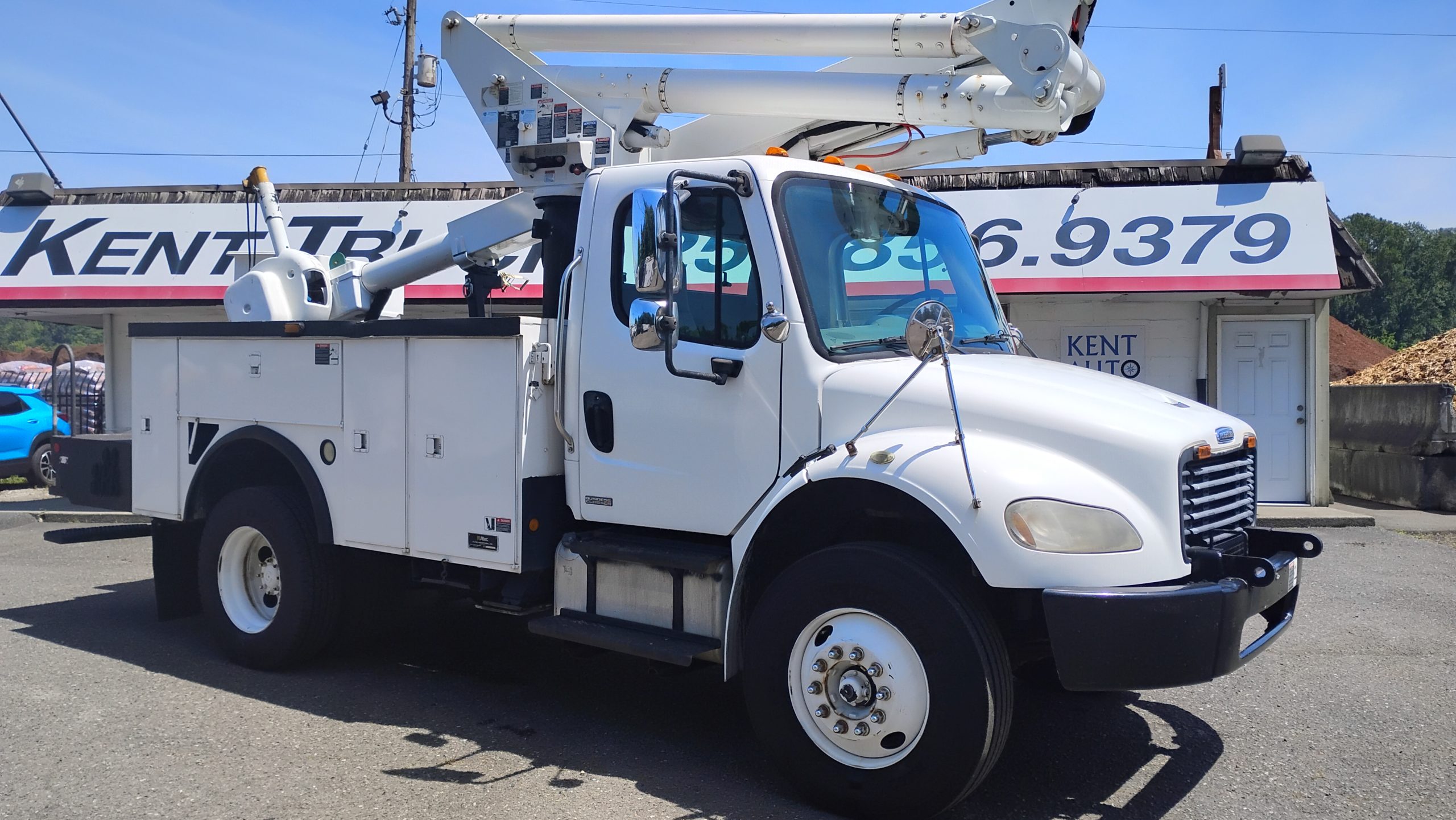 2007 Freightliner M2 BucketTruck - image 1 of 6