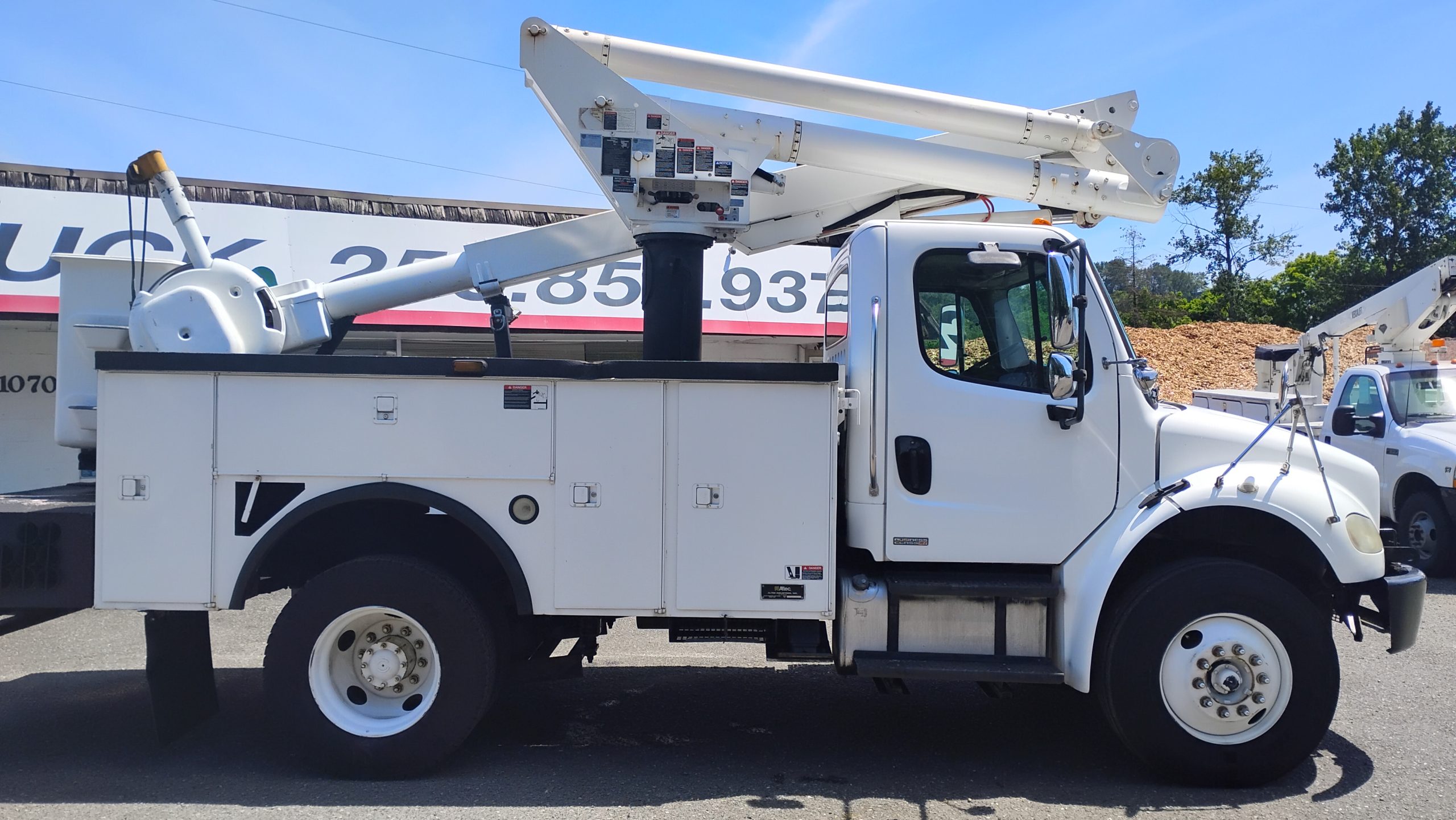 2007 Freightliner M2 BucketTruck - image 2 of 6