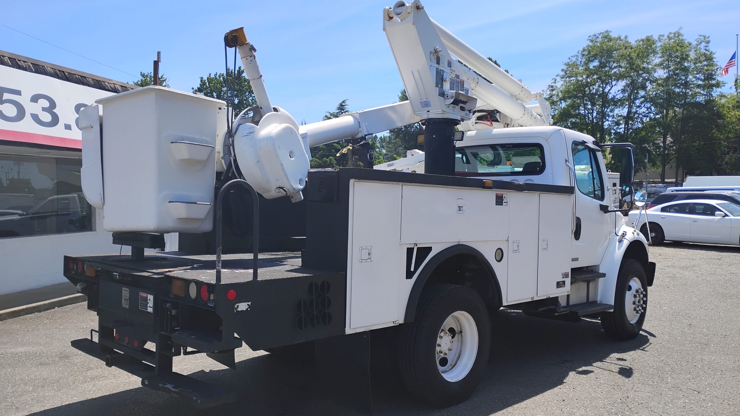 2007 Freightliner M2 BucketTruck - image 3 of 6