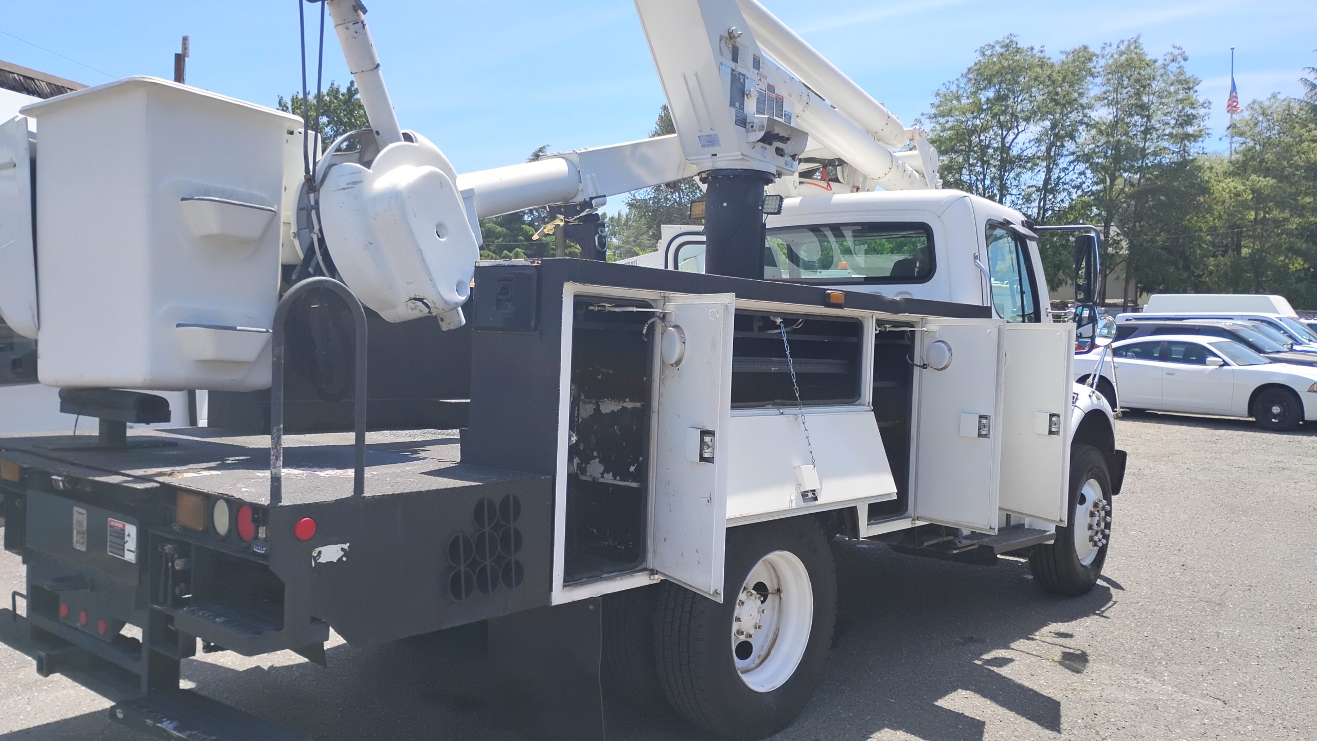 2007 Freightliner M2 BucketTruck - image 4 of 6