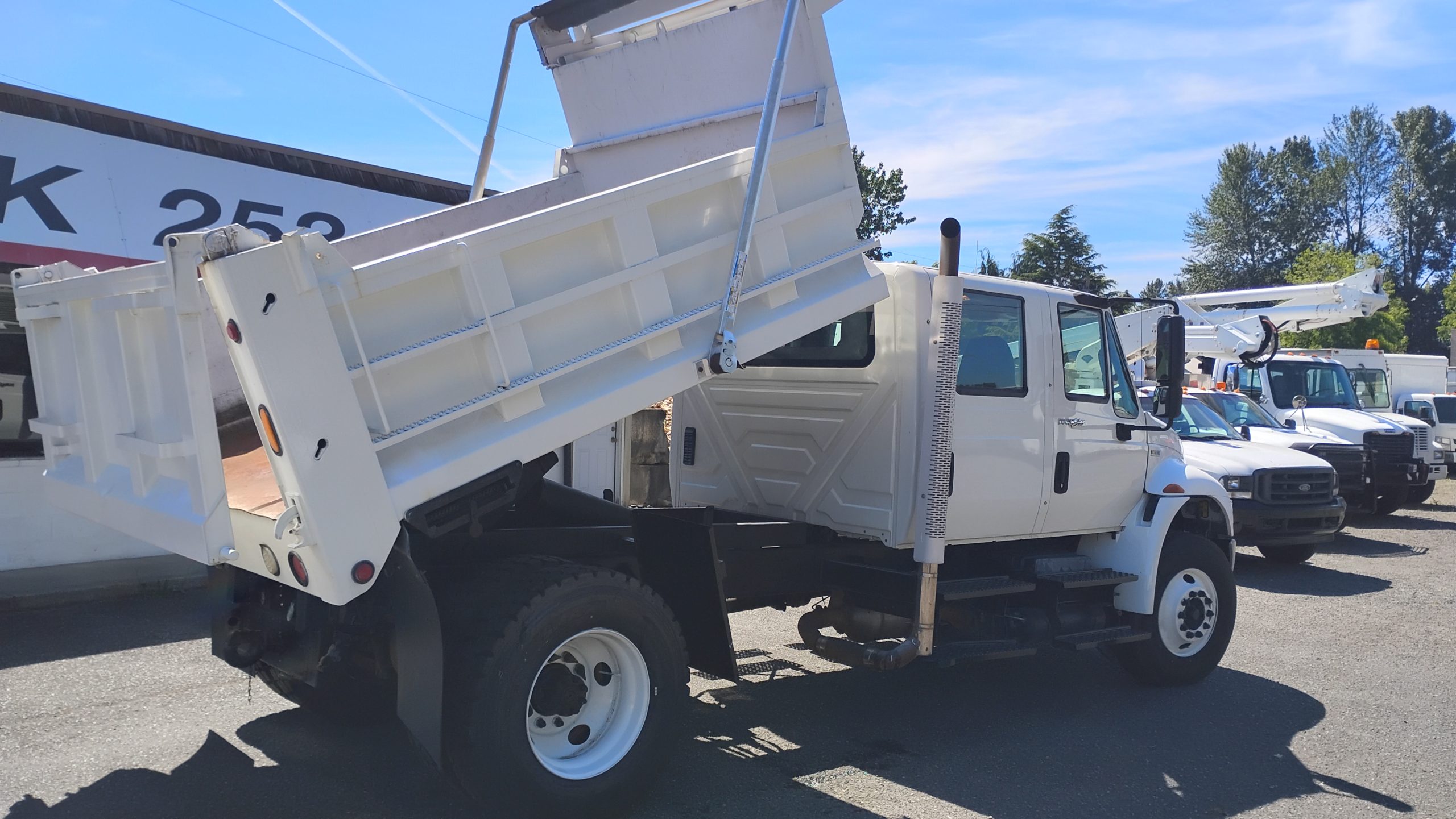 2011 International Durastar Dump - image 4 of 6