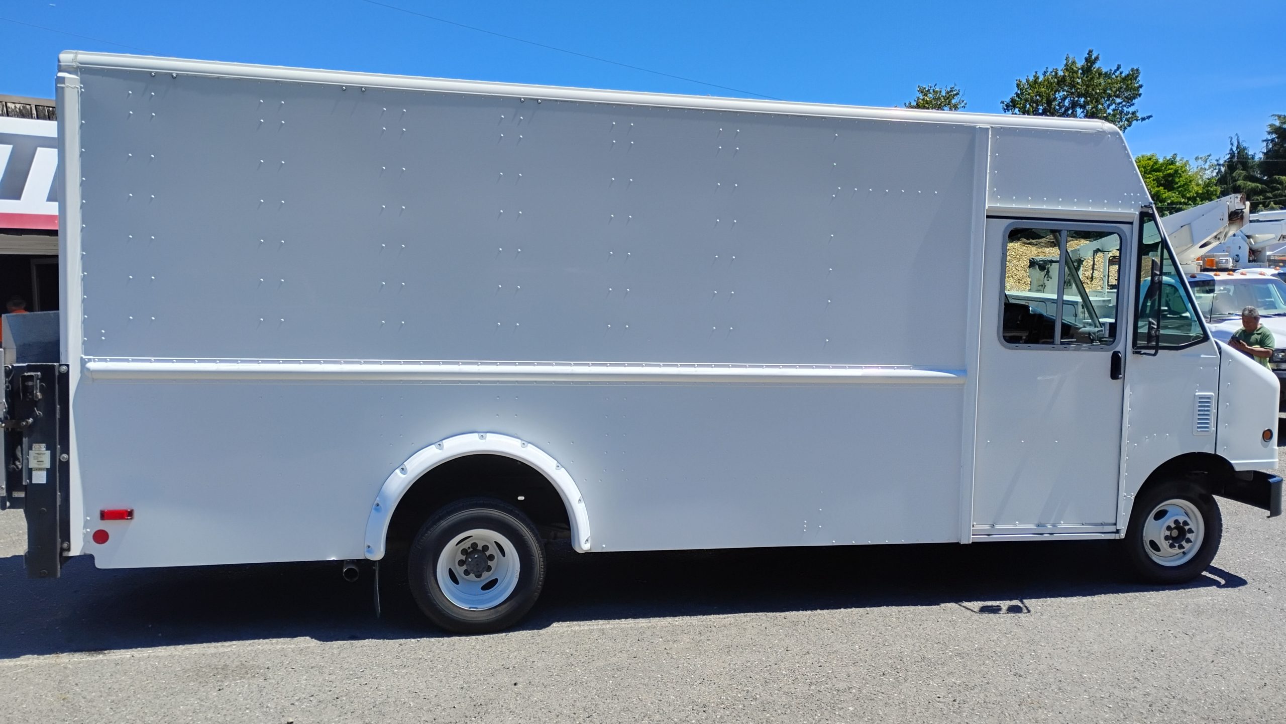 2012 Ford E450 Stepvan (18ft.) - image 2 of 6