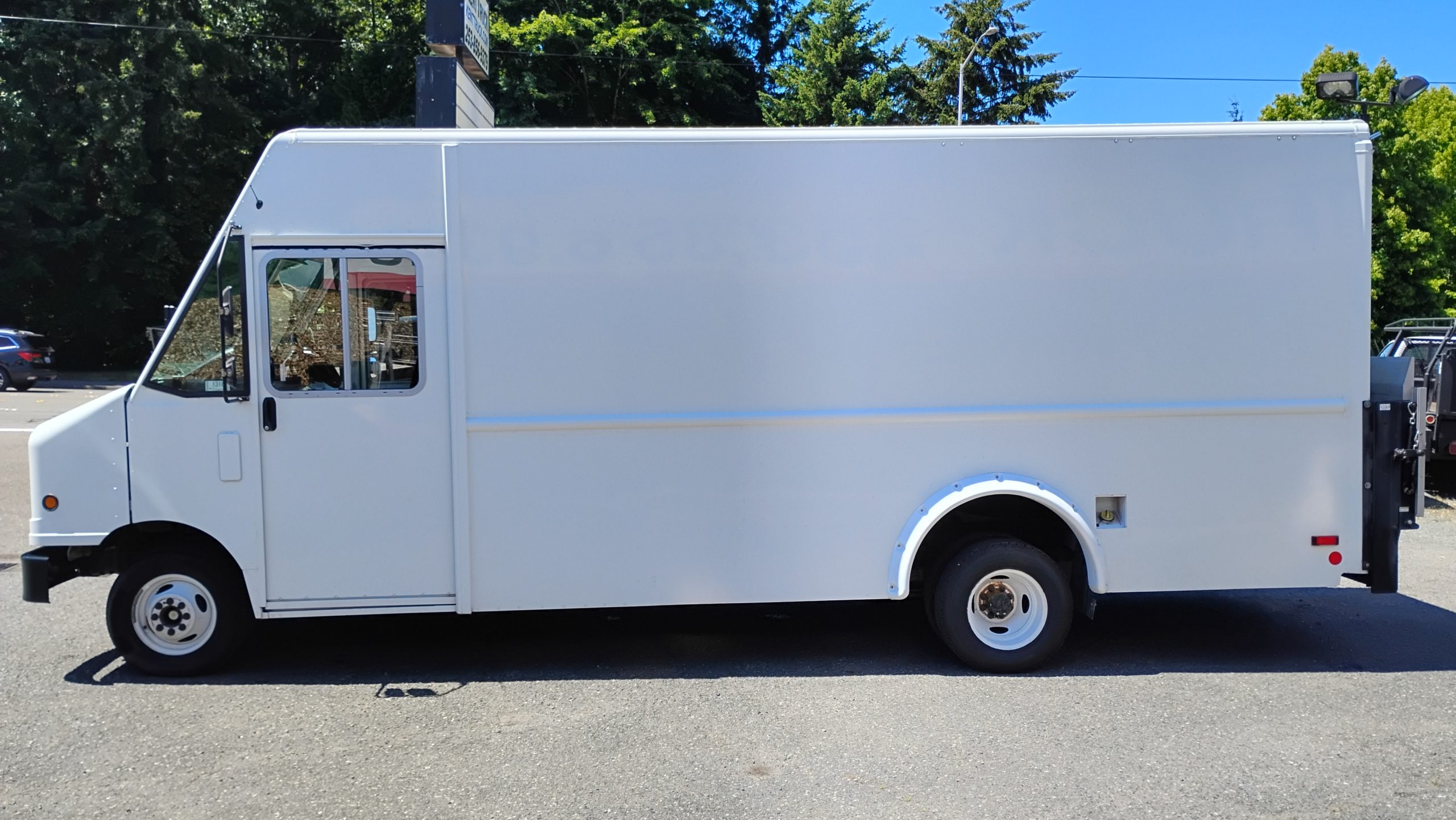 2012 Ford E450 Stepvan (18ft.) - image 6 of 6