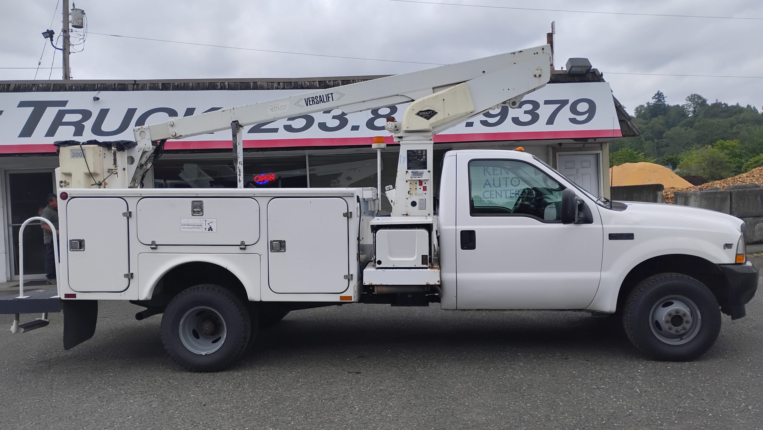2002 Ford F350 Bucket-Truck - image 2 of 6