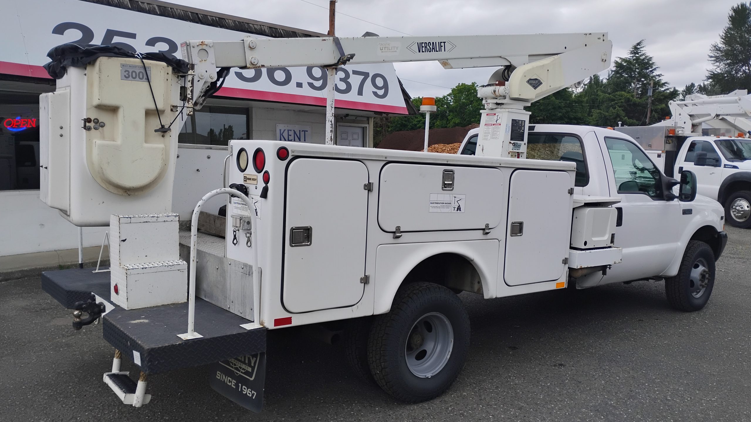 2002 Ford F350 Bucket-Truck - image 5 of 6