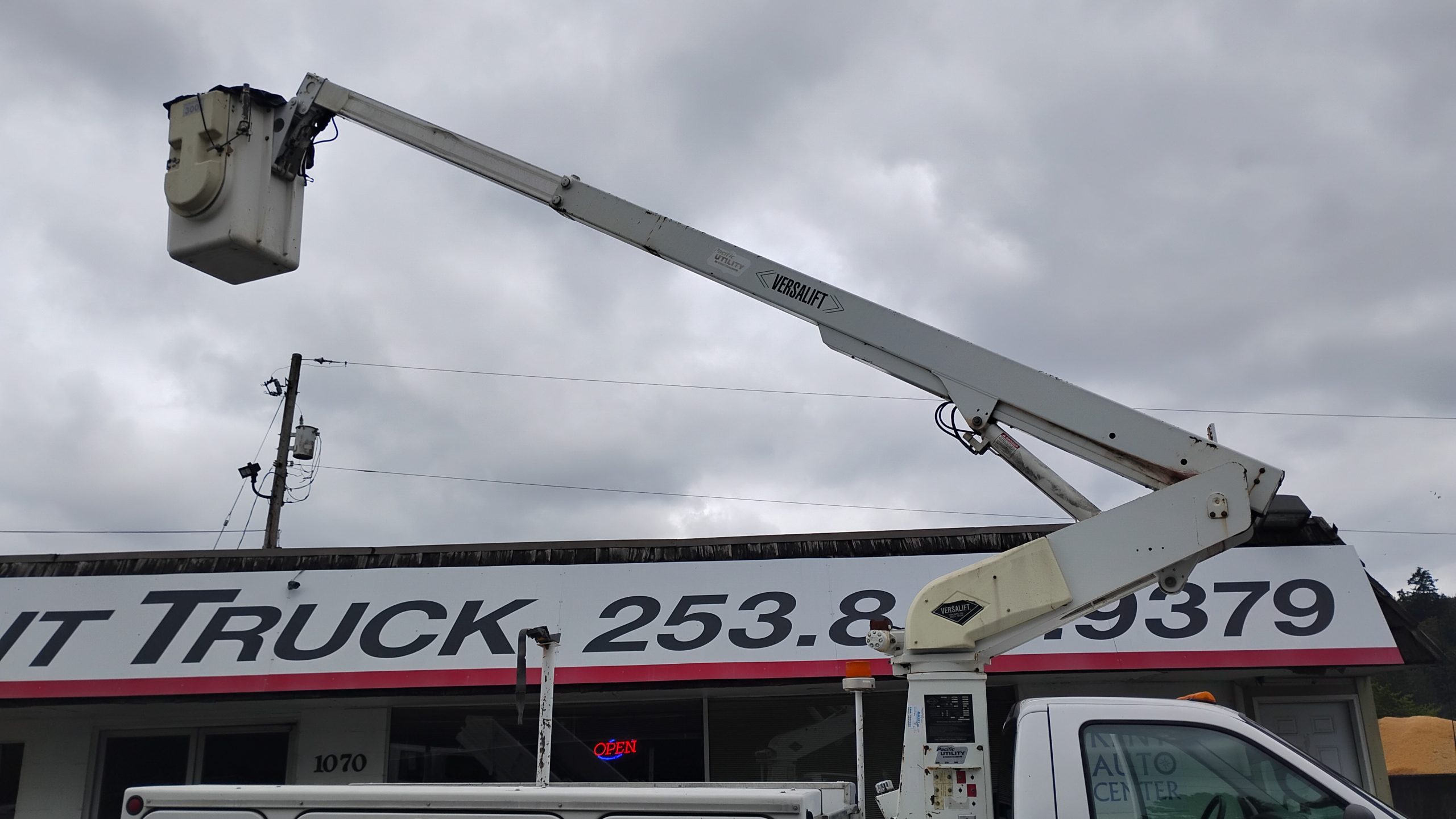 2002 Ford F350 Bucket-Truck - image 3 of 6