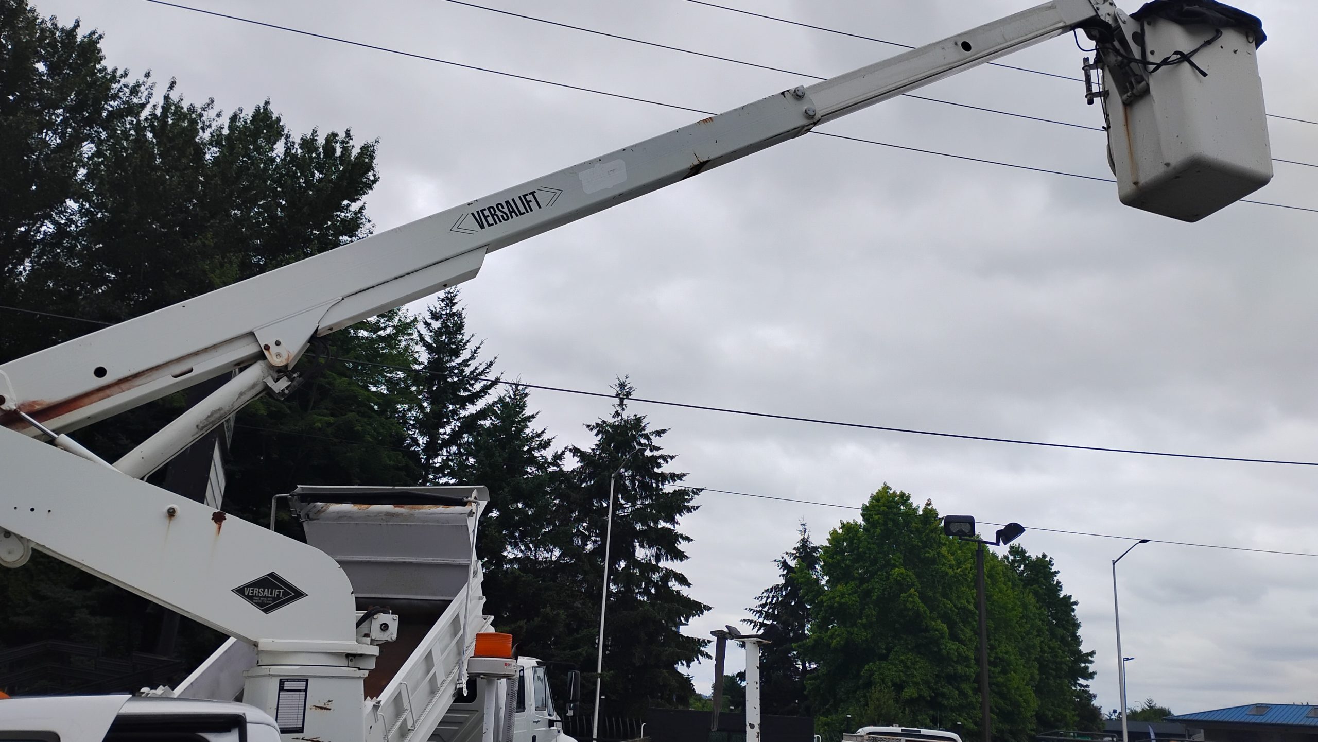 2002 Ford F350 Bucket-Truck - image 4 of 6