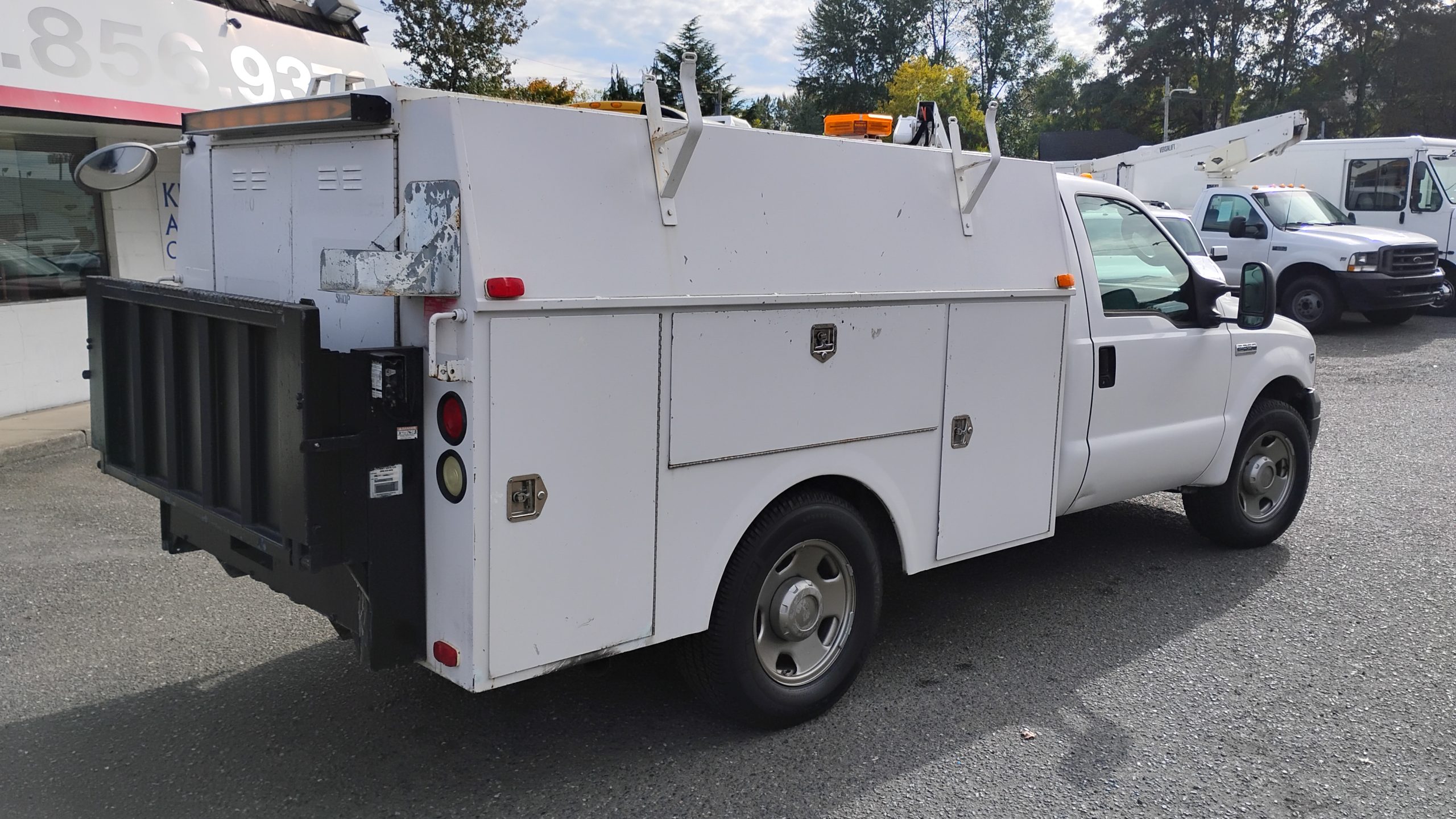 2006 Ford F350 Covered Servicebody w/Liftgate 2006 Ford F350 Covered Servicebody w/Liftgate - image 3 of 6