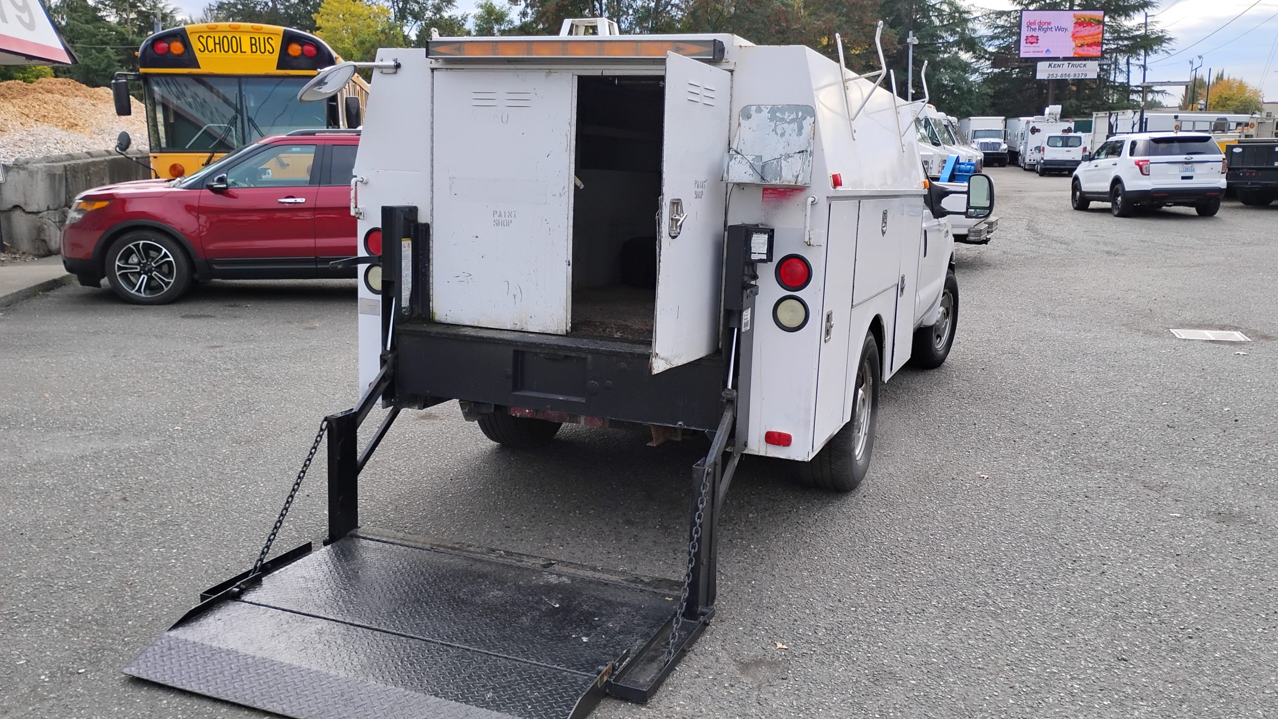 2006 Ford F350 Covered Servicebody w/Liftgate 2006 Ford F350 Covered Servicebody w/Liftgate - image 4 of 6