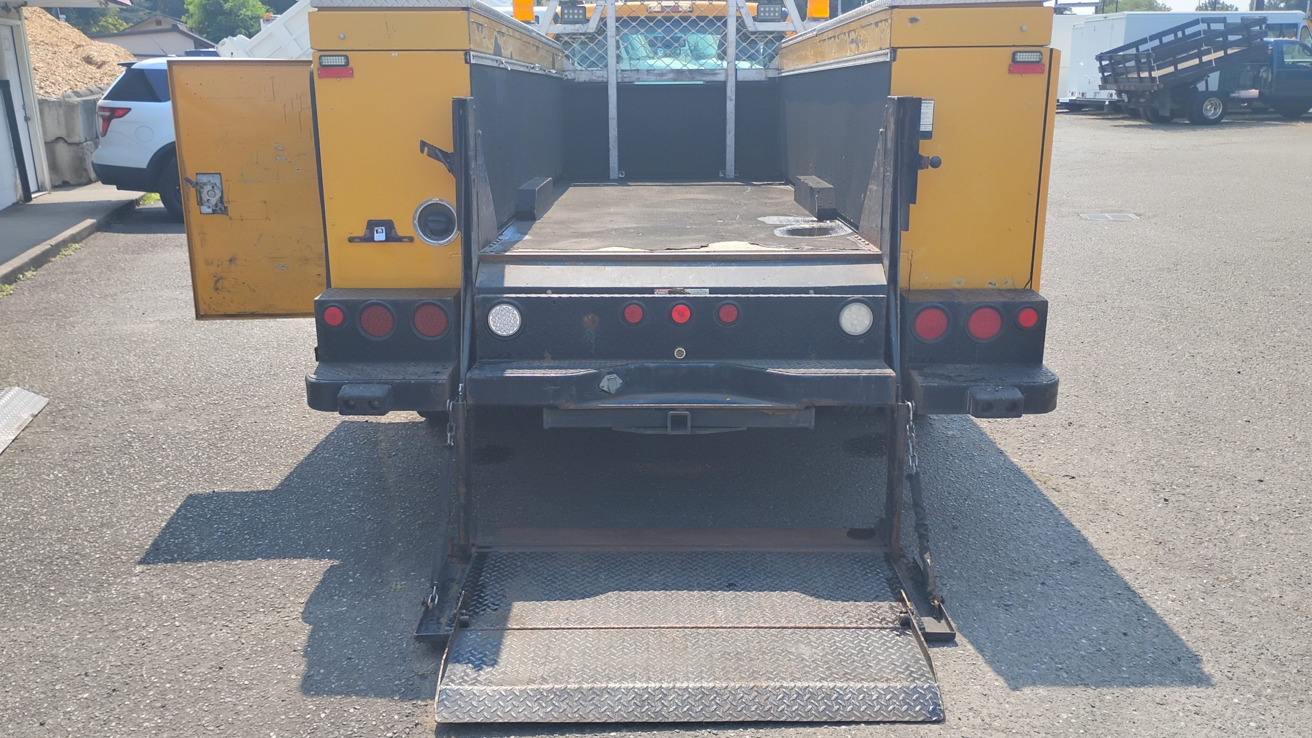 2014 Ford F550 Service-Body w/ Liftgate 2014 Ford F550 Service-Body w/ Liftgate - image 5 of 6