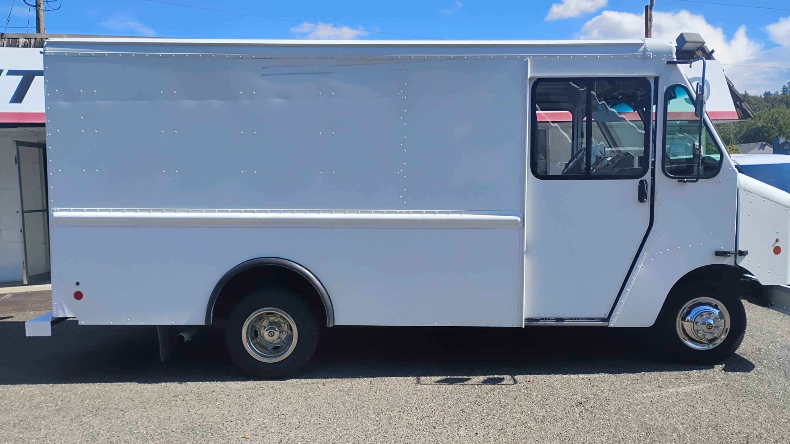2016 Ford E350 Stepvan (11ft.) - image 2 of 6