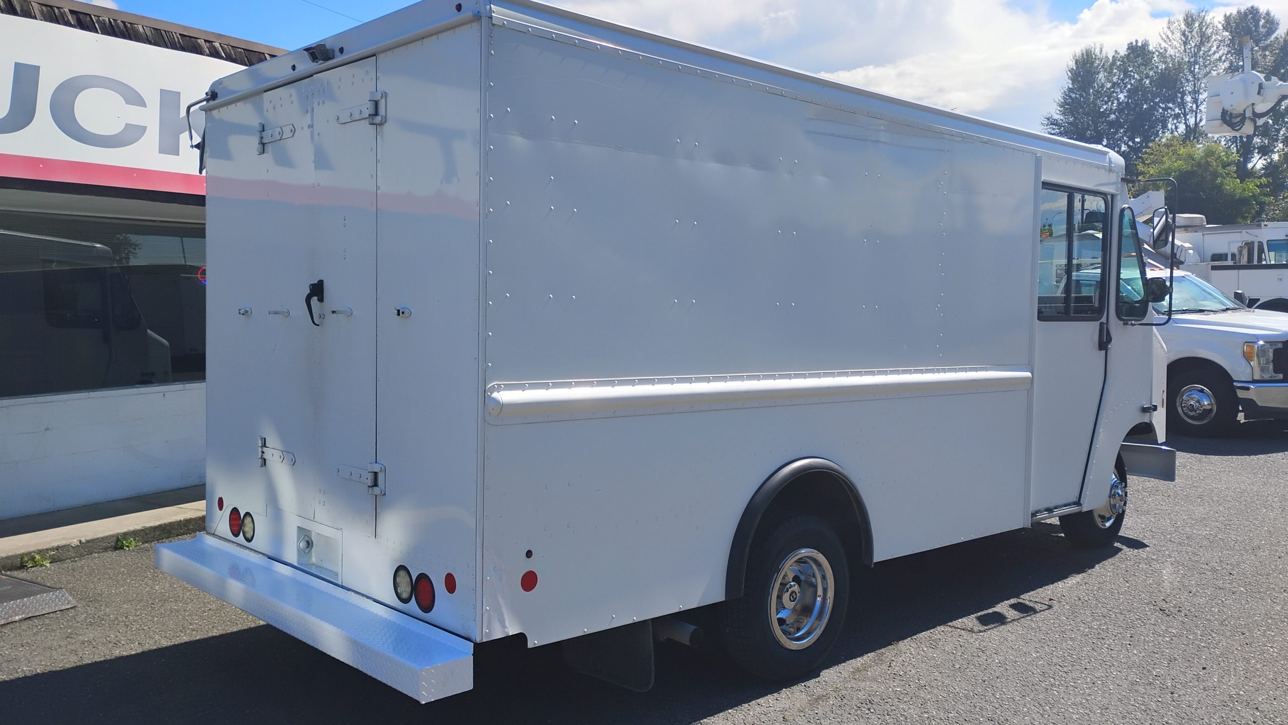 2016 Ford E350 Stepvan (11ft.) - image 3 of 6