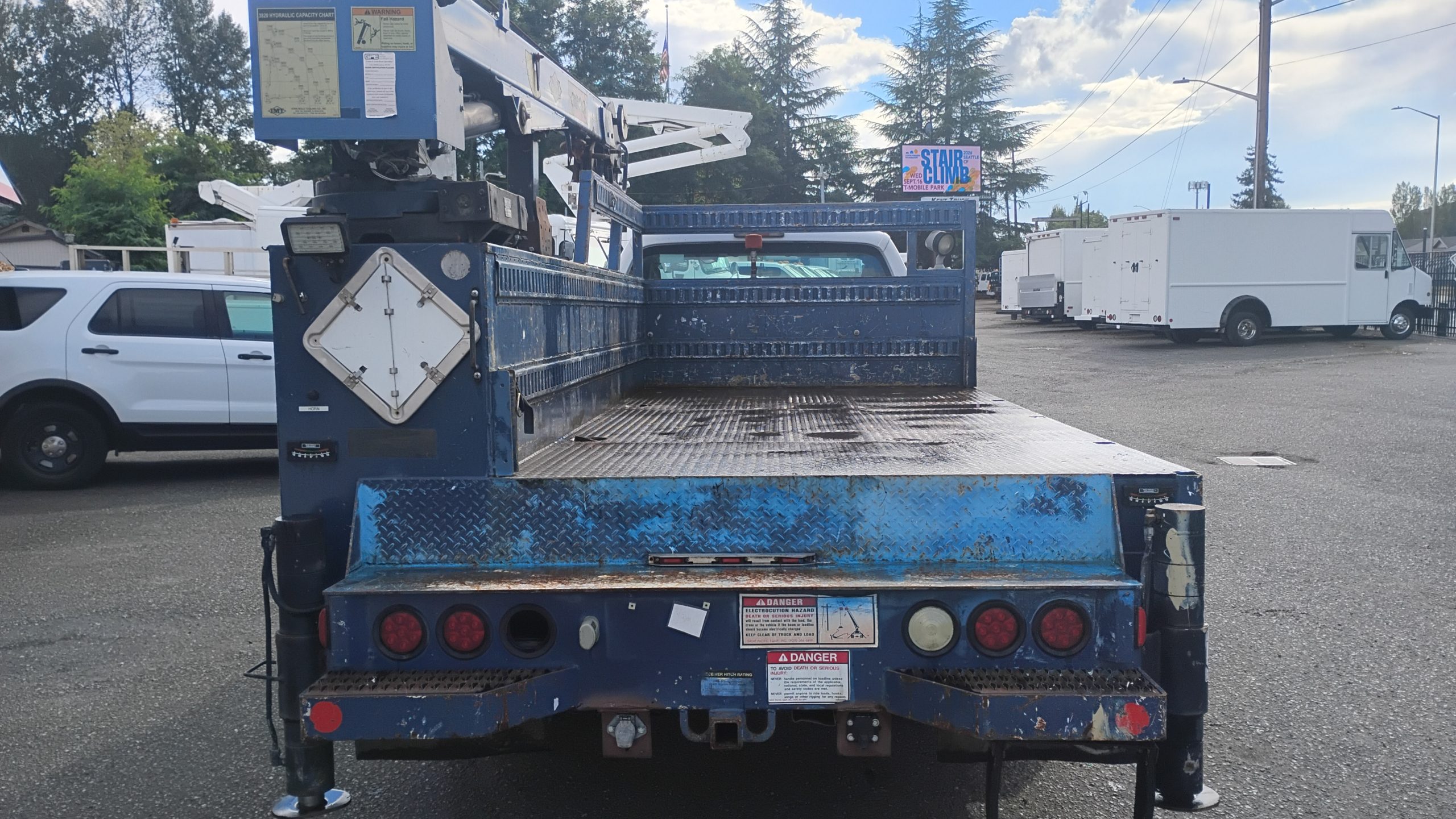 2009 Ford F550 (Crane Truck) - image 4 of 6
