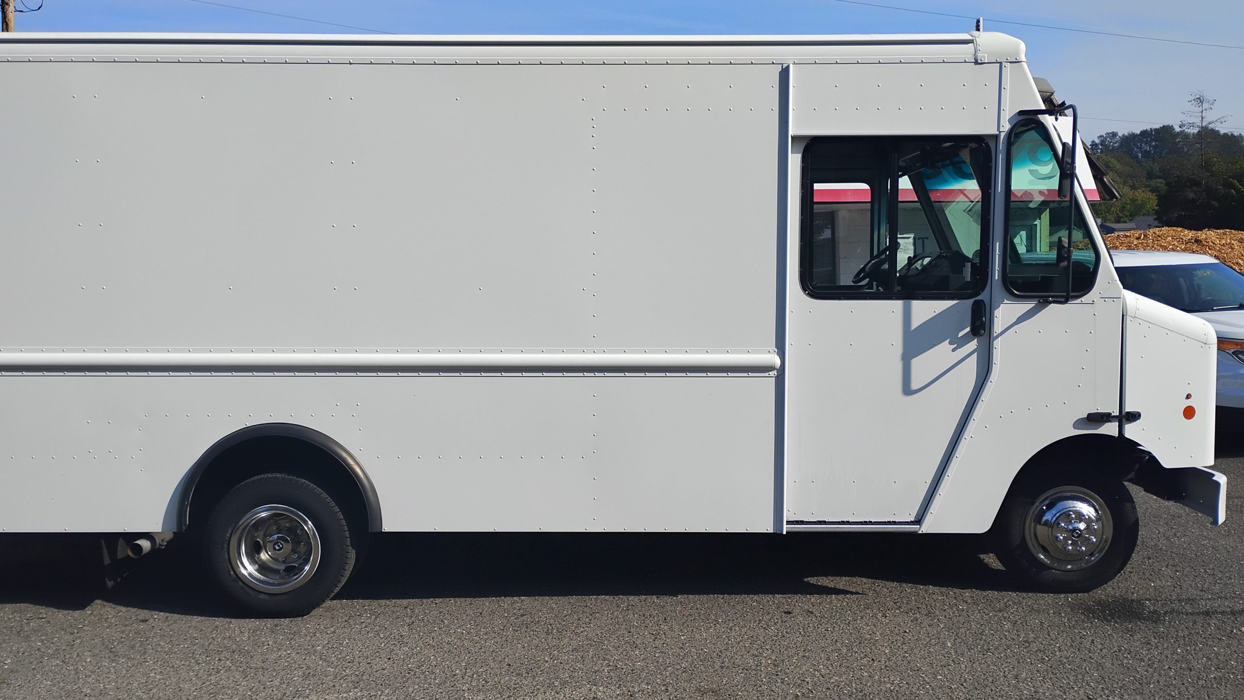 2016 Ford E450 Stepvan (14ft.) - image 2 of 6