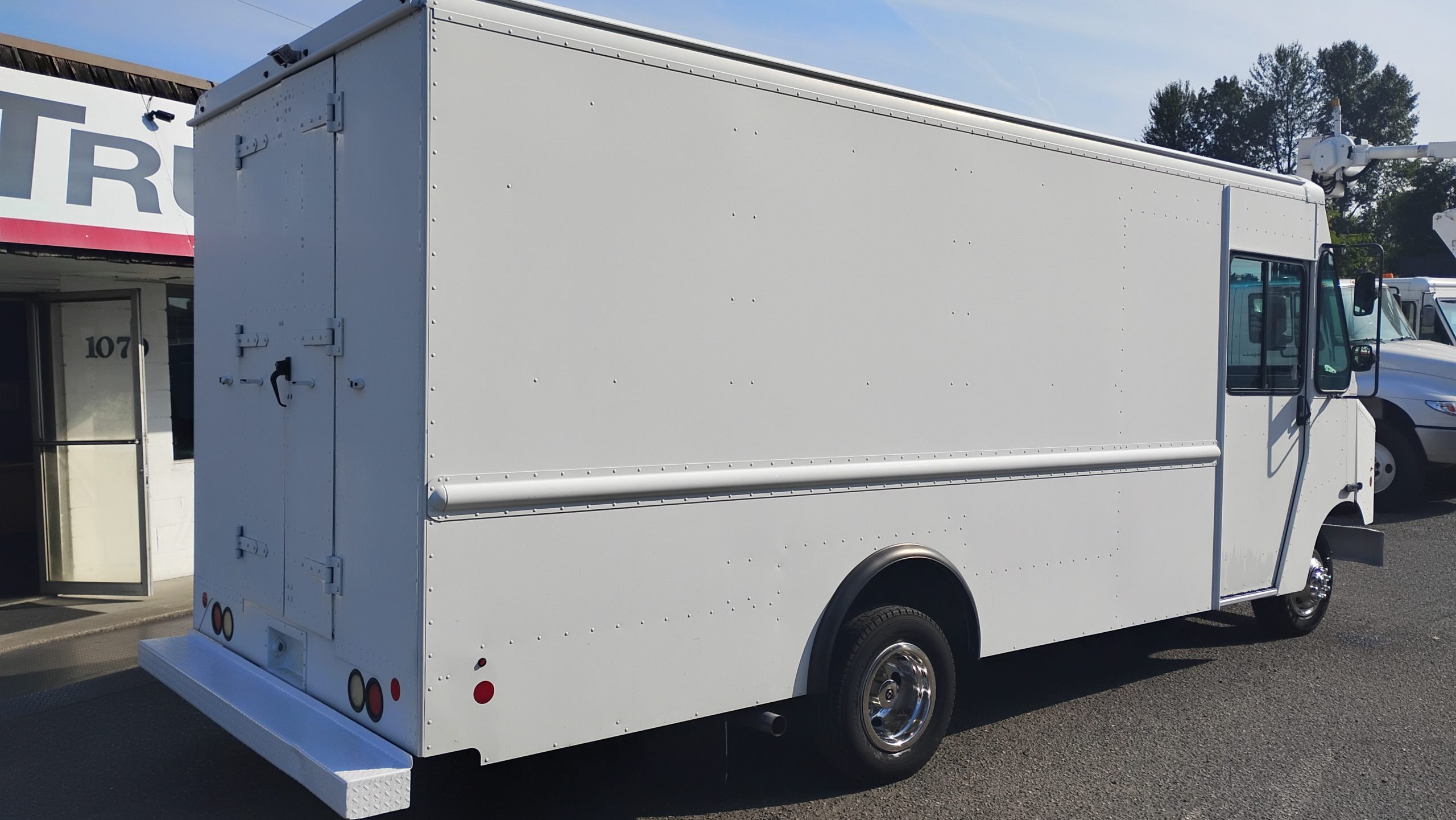 2016 Ford E450 Stepvan (14ft.) - image 3 of 6